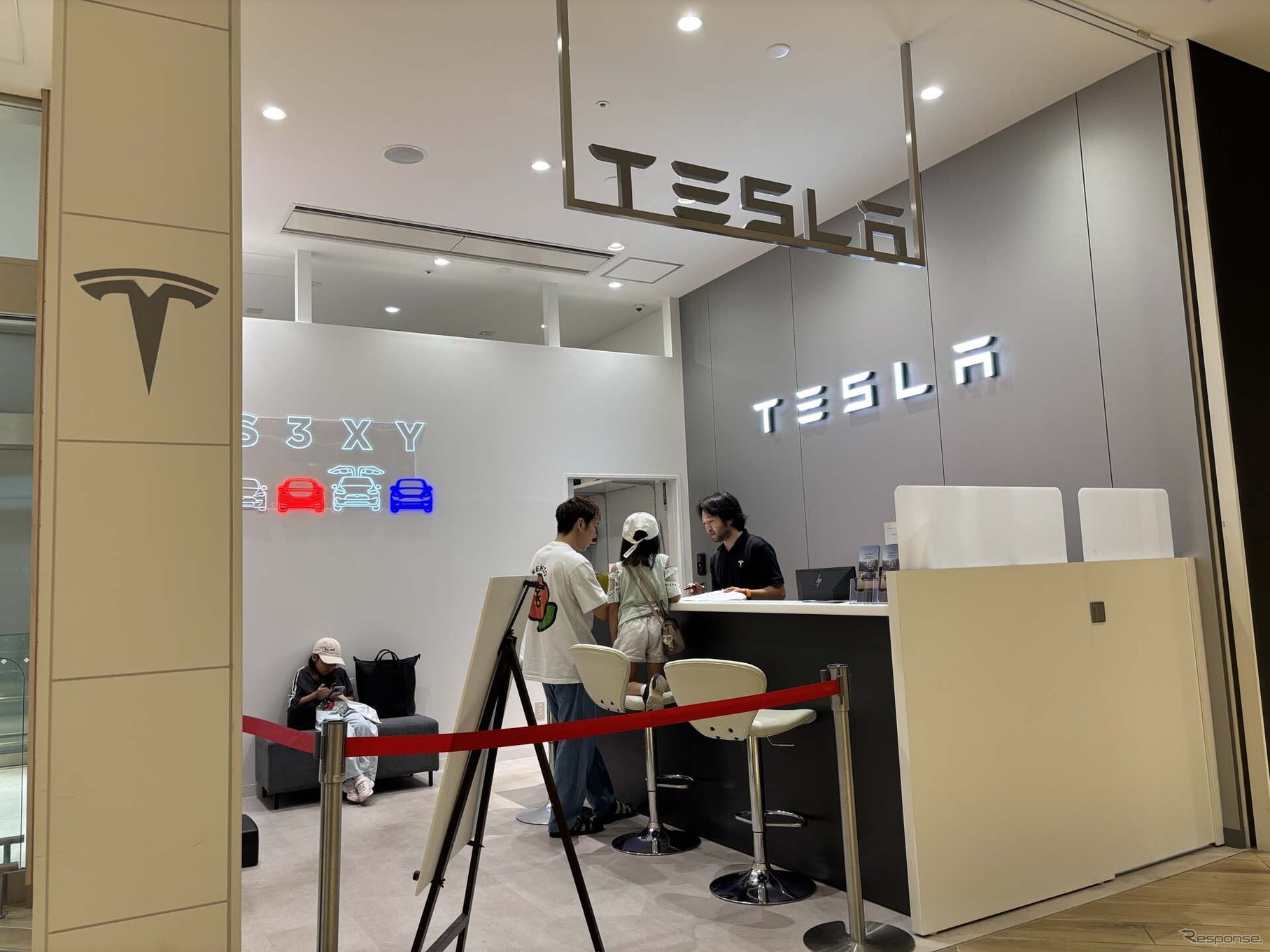 納車業務を担う「テスラ デリバリーセンター有明」(東京都江東区)の受付カウンター。この日も多くの人が家族連れで訪れていた