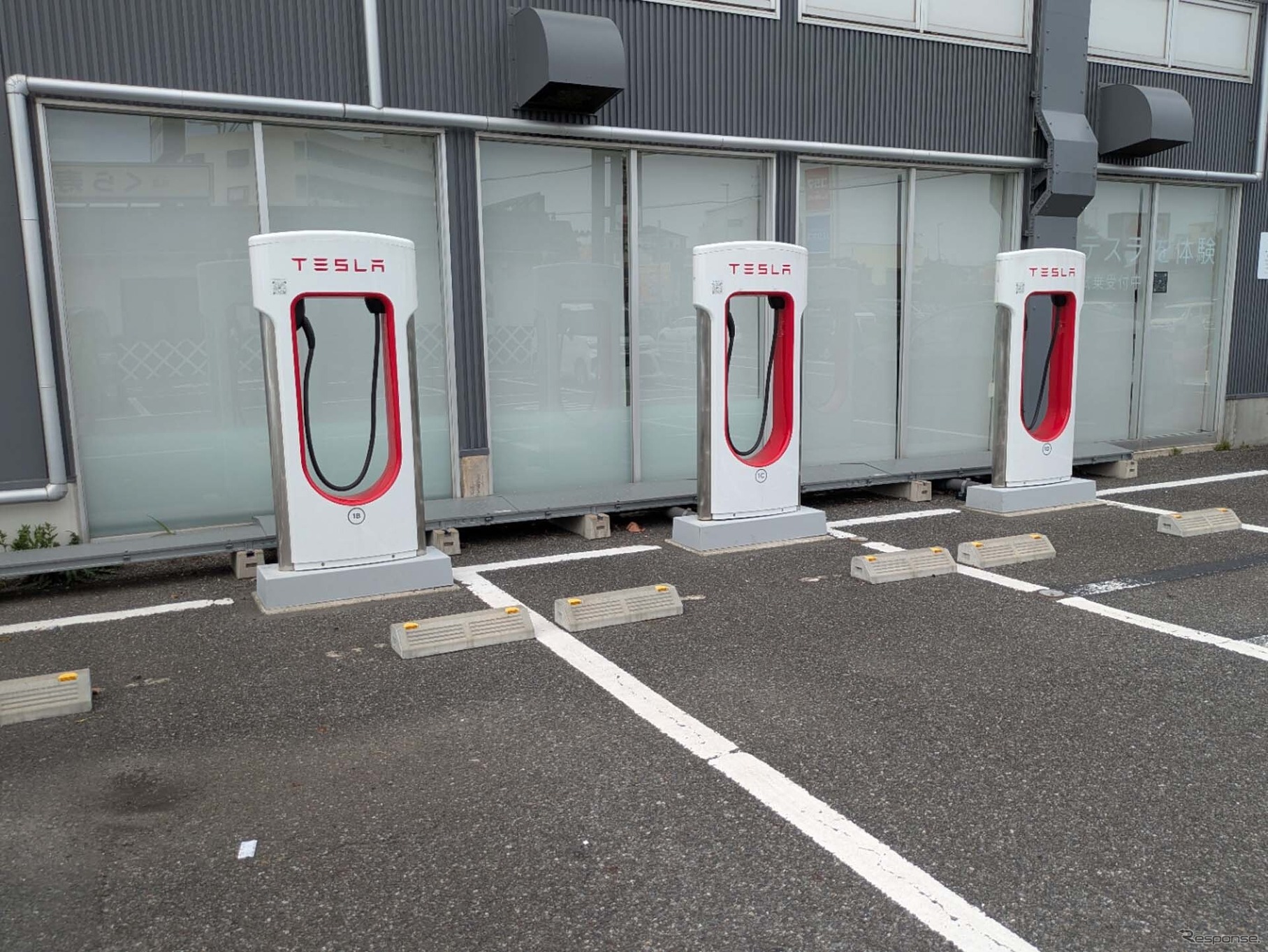 「テスラセンター千葉稲毛」にある急速充電器「スーパーチャージャー」。日本国内には合計687基(2025年7月2日現在」が整備されている