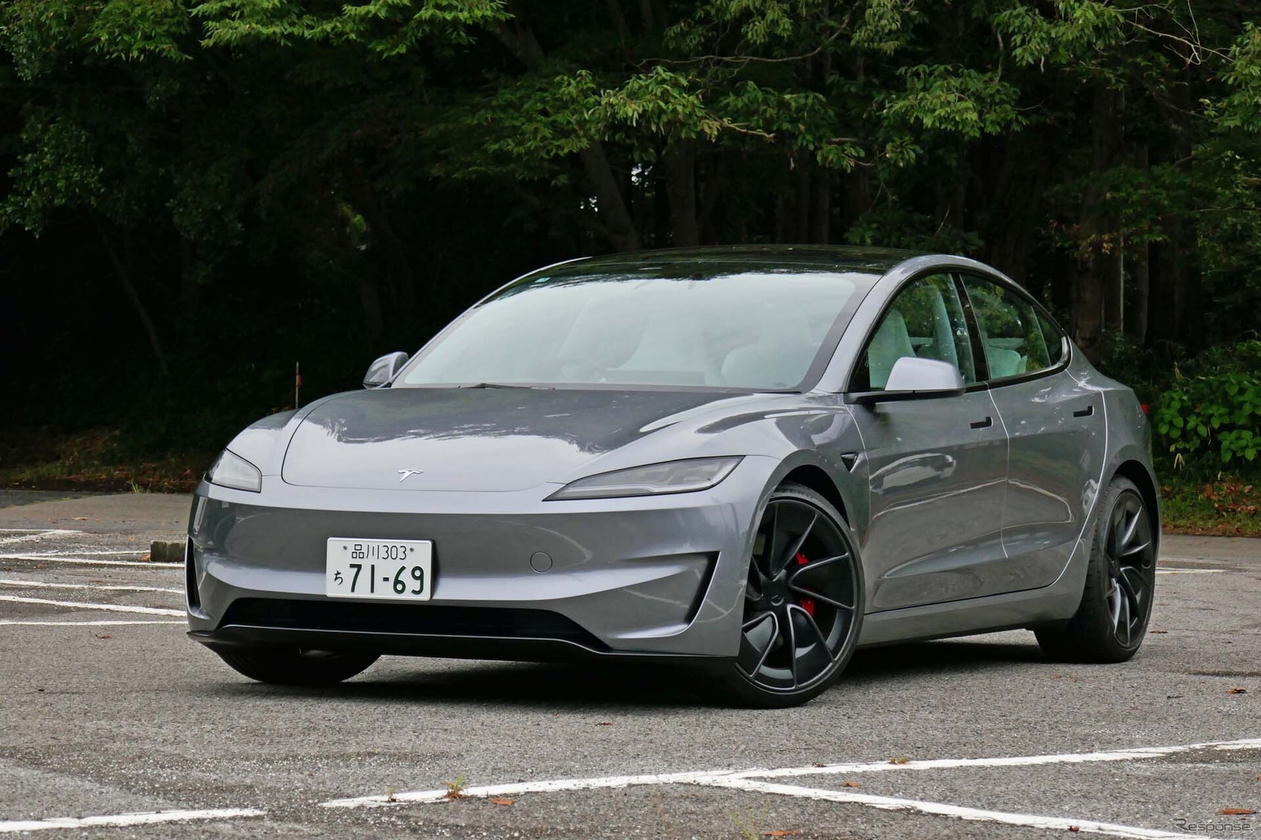 モデル3の最上位グレード「パフォーマンス」。前後2モーターで最大出力は460hp、最高速度は261km/h、0→100km/hを3.1秒で走り切る