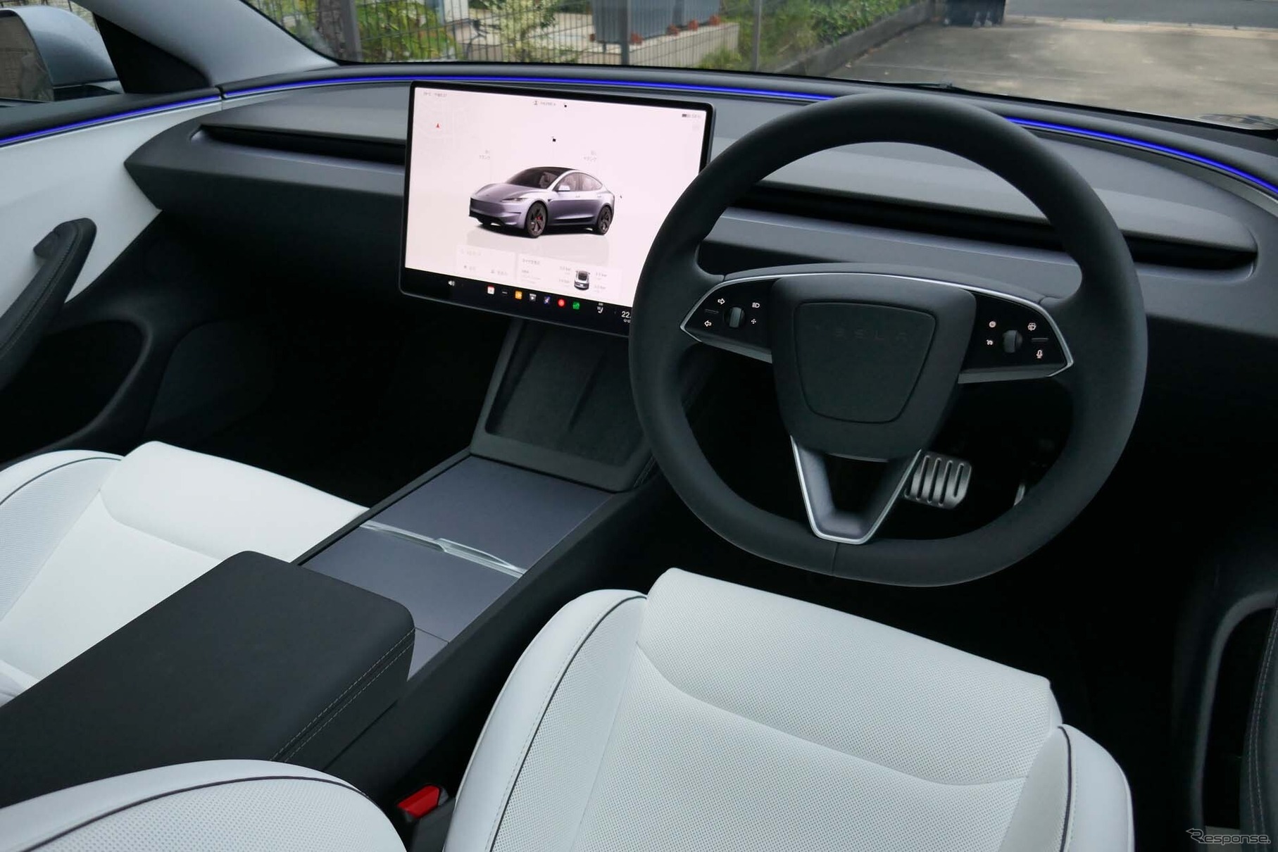 ウインカーやワイパーレバーさえ装備しないシンプルかつスマートなコックピットが、新たなカーライフへと誘う