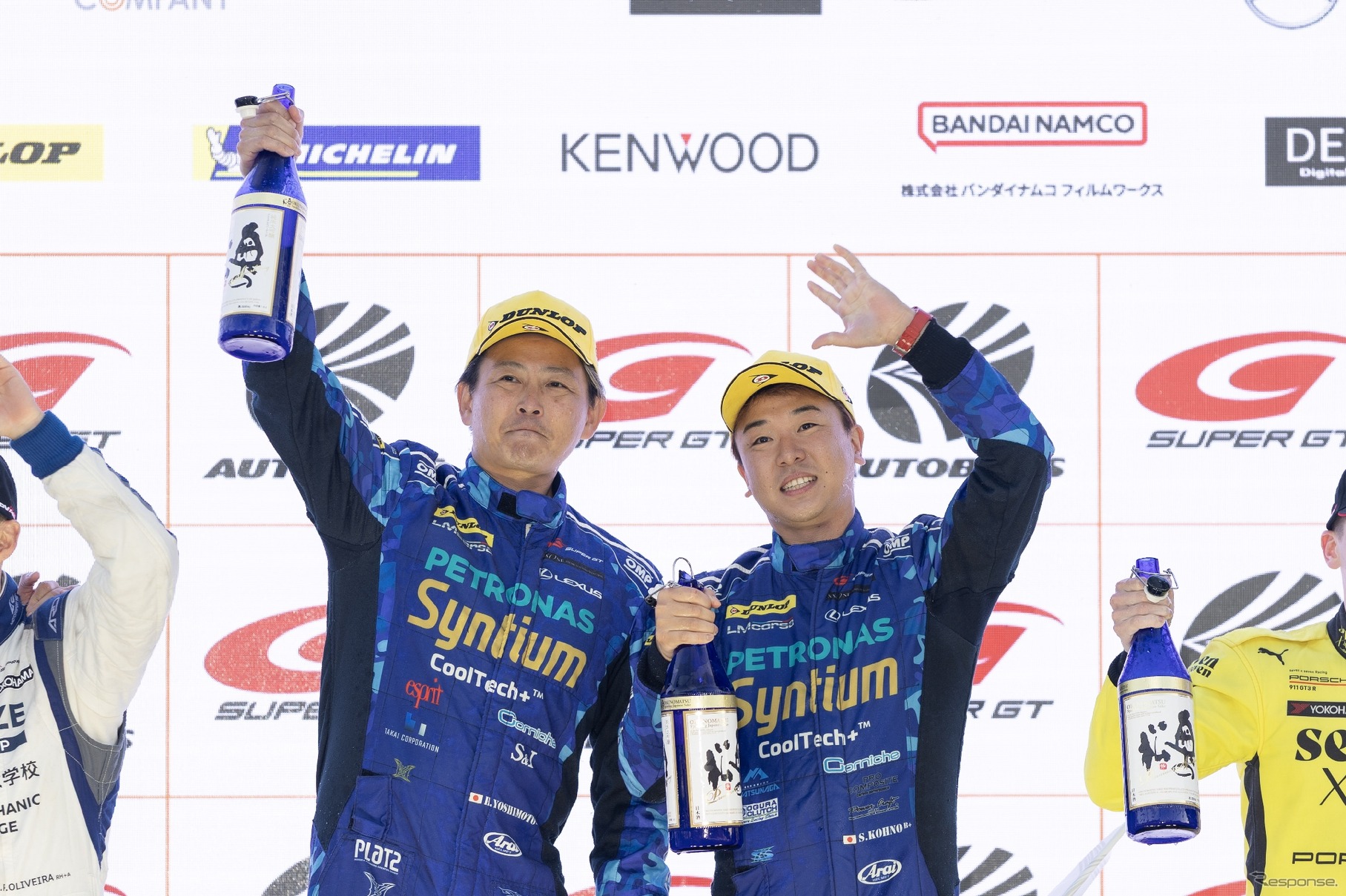 GT300クラス優勝を果たしたドライバー(左から、吉本大樹選手/河野駿佑選手)