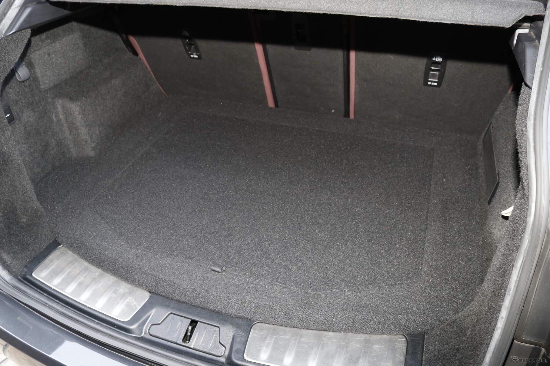 プロテクションボードをセットするとこの通り純正同様のフラットなフロアが現れる。荷物の積載性も純正並みにキープする。