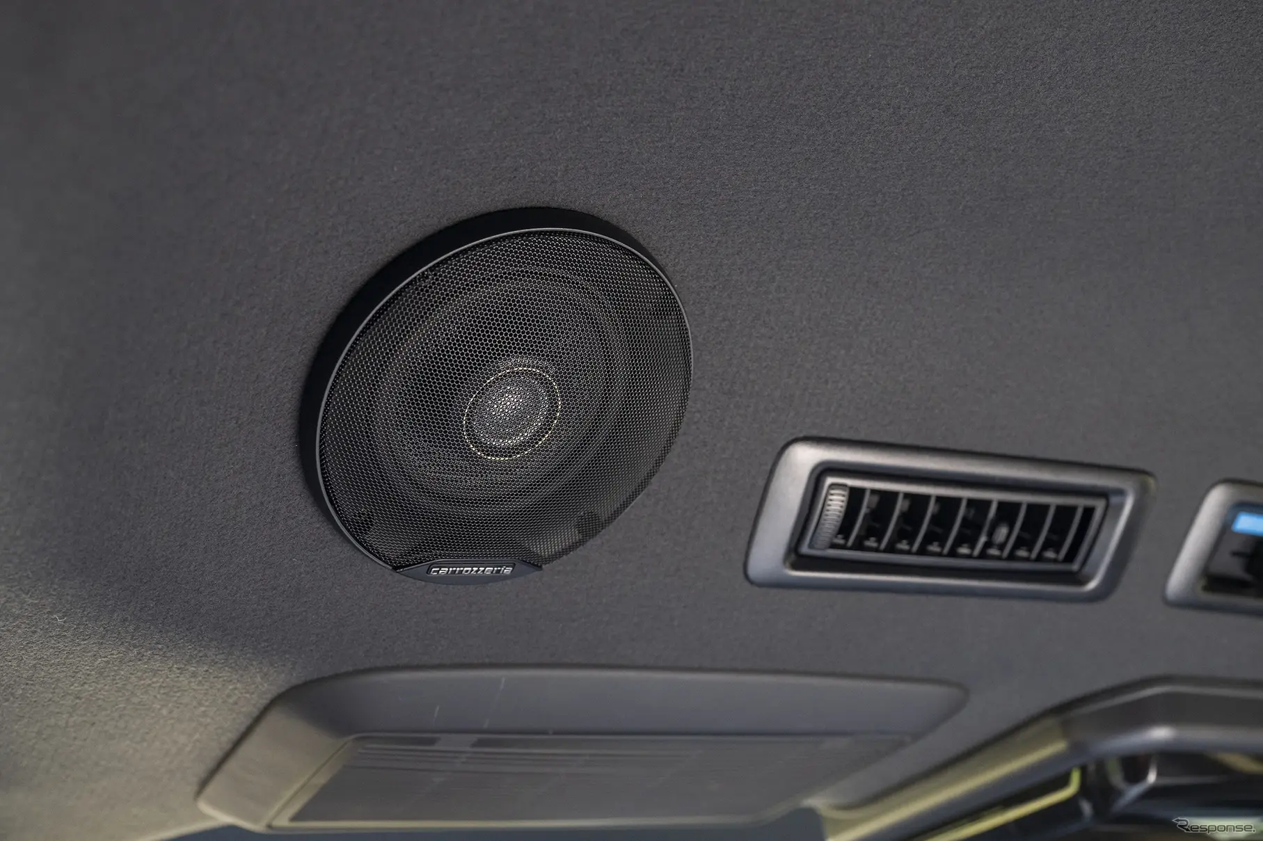 リアエンタメを強化するのはルーフに装着されたユニットスピーカーTS-E1010