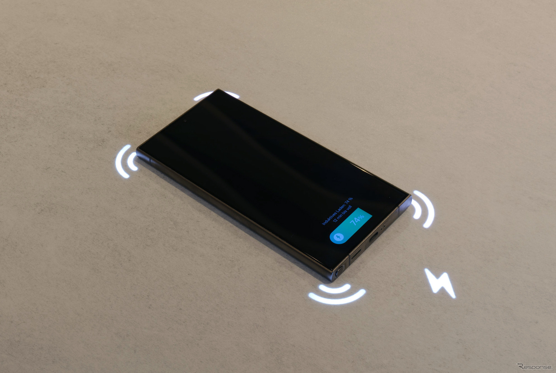 スマートフォンのワイヤレス充電を可能にする誘導充電ゾーンがカウンターに