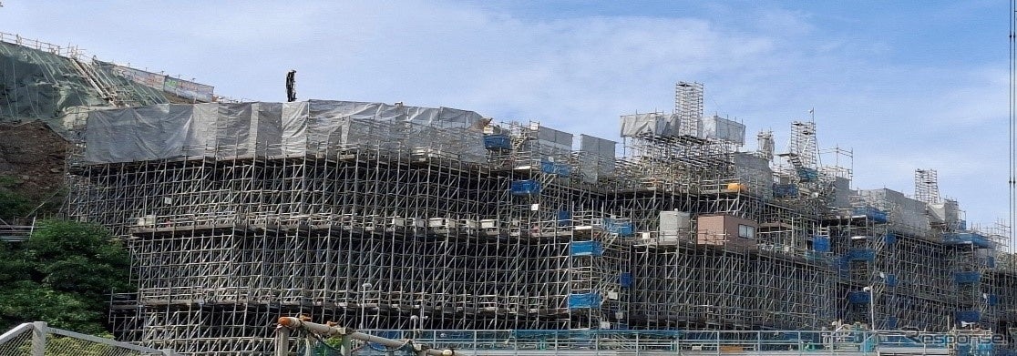 北野牧トンネル上部（群馬県松井田町大字北野牧）に位置する約70ｍ（当初の高さ）におよぶ岩塊を撤去する工事
