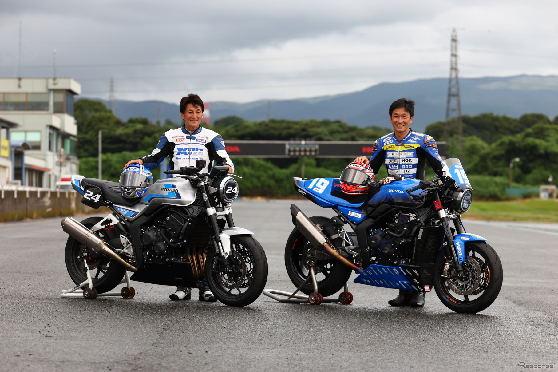 ホンダ『CB1000F Concept』で「鉄馬レース」に参戦した丸山浩氏（左）と宇川徹氏（右）