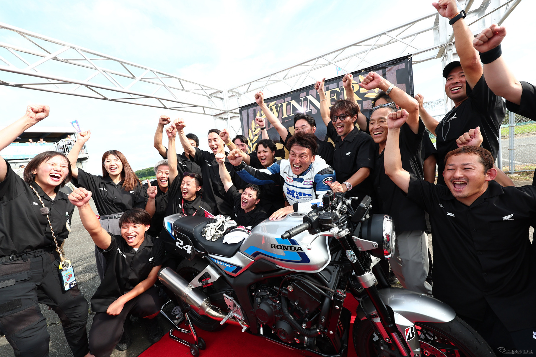 優勝の喜びをかみしめる丸山浩氏とホンダのエンジニアチーム