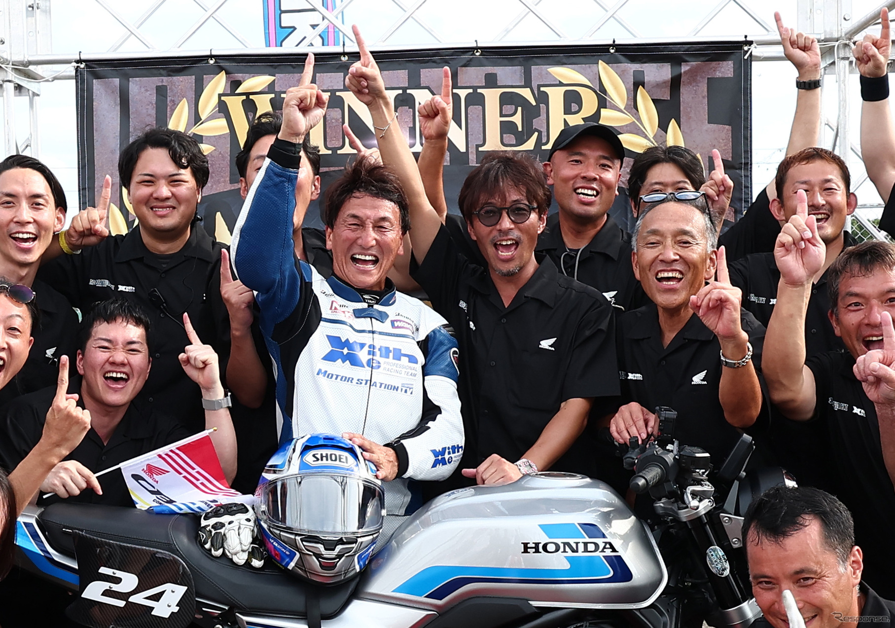 丸山浩氏（中央左）とホンダのジェネラルマネージャー坂本順一氏（中央右）