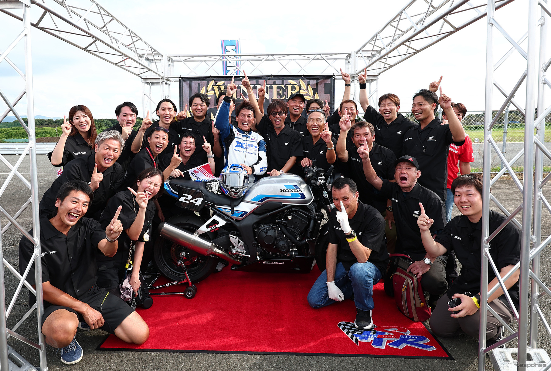 優勝の喜びをかみしめる丸山浩氏とホンダのエンジニアチーム