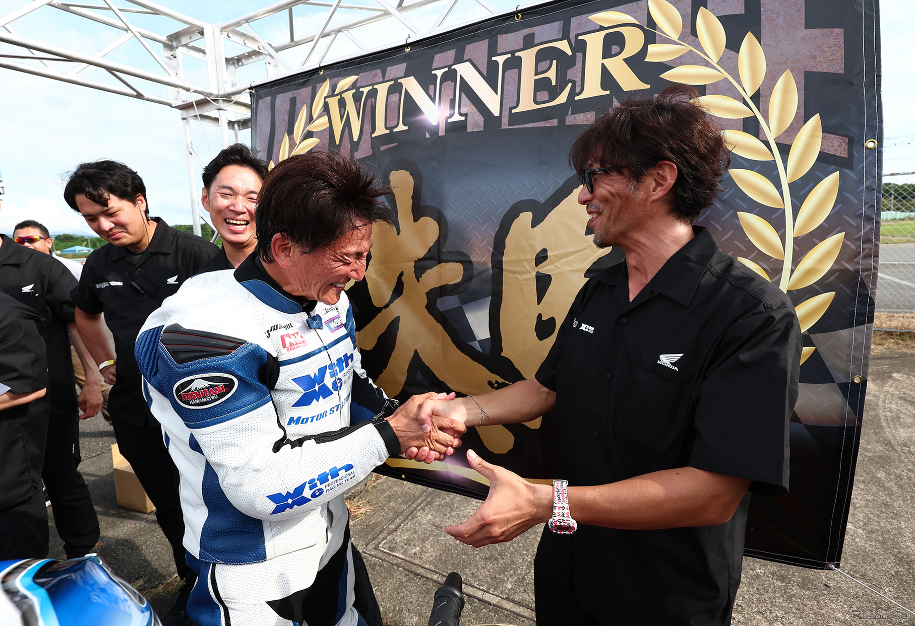 優勝の喜びをかみしめる丸山浩氏（左）とホンダの坂本順一氏（右）