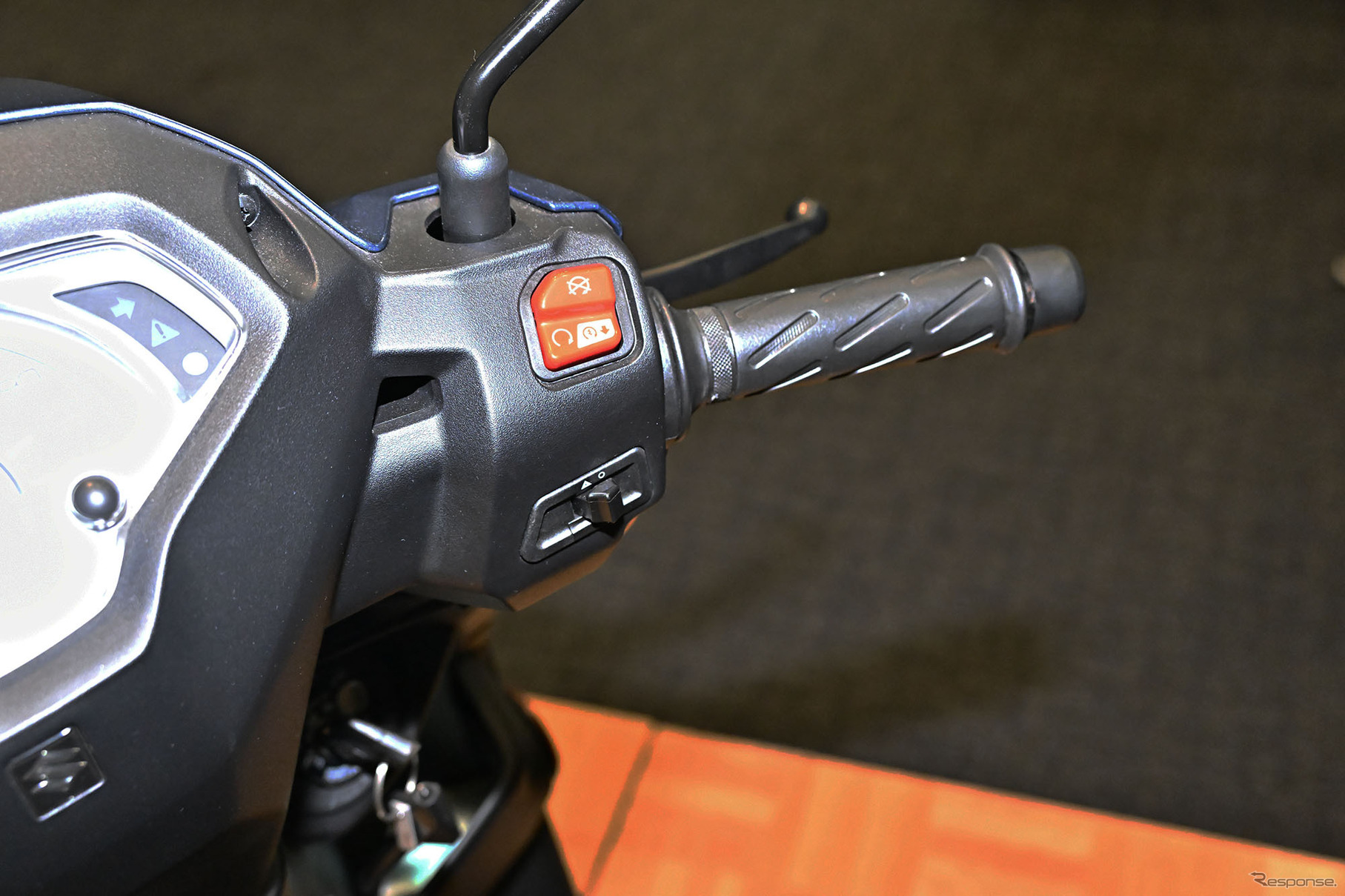 ハザードスイッチをハンドル右に装備した新型アドレス125。