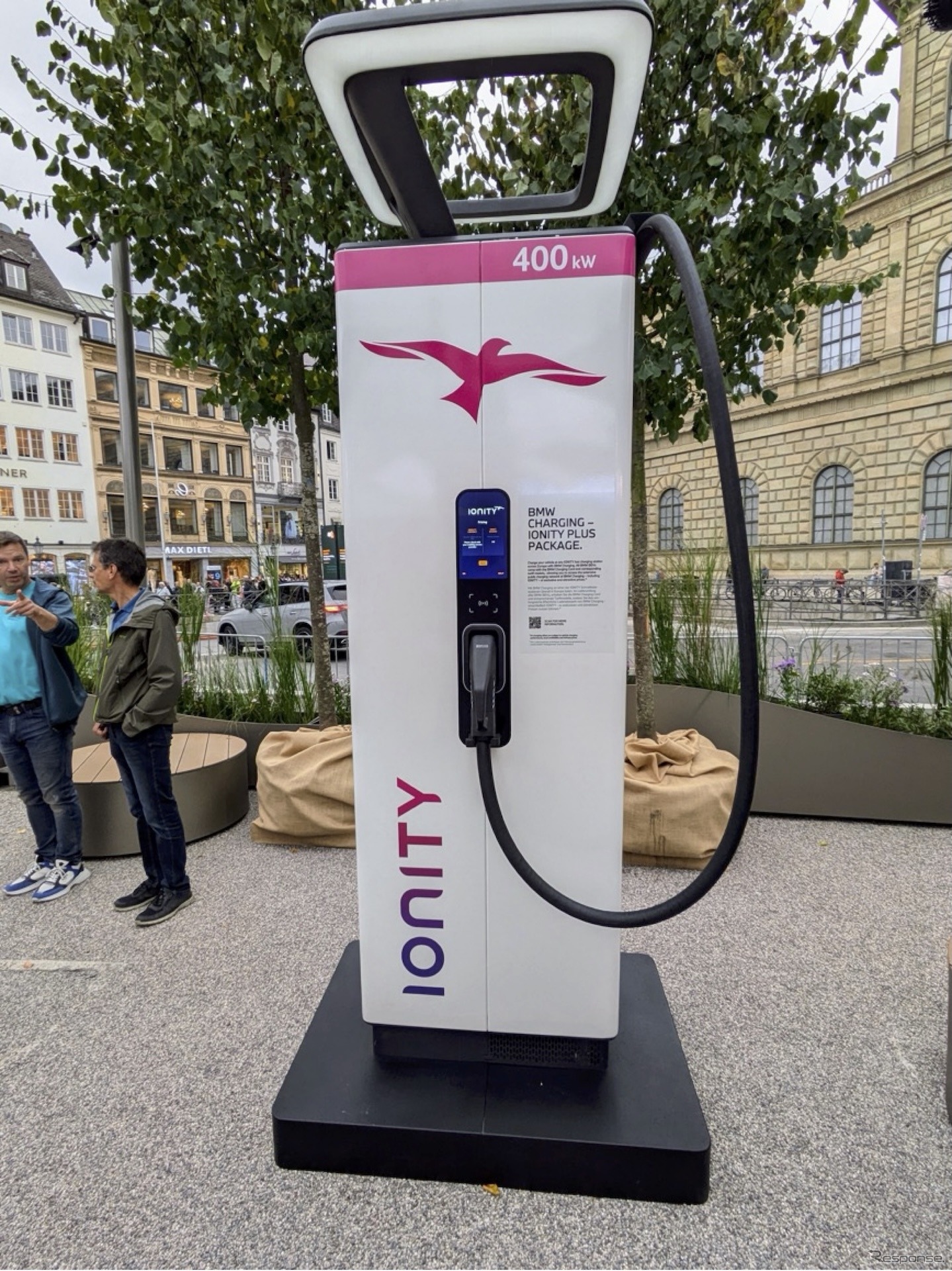 オープンスペースのBMWブースの急速充電器。同社はE.ONと共同でV2H、V2G対応の家庭用充電器を提供すると発表
