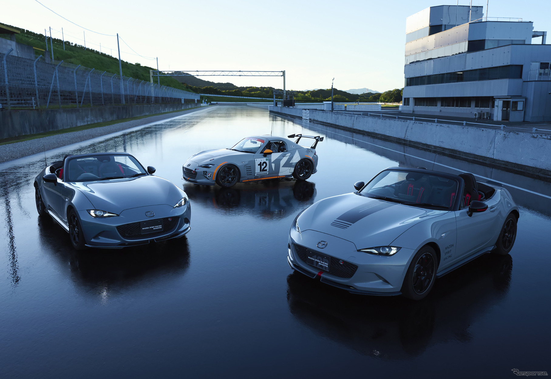 MAZDA SPIRIT RACING ROADSTER（左）と12R（右）
