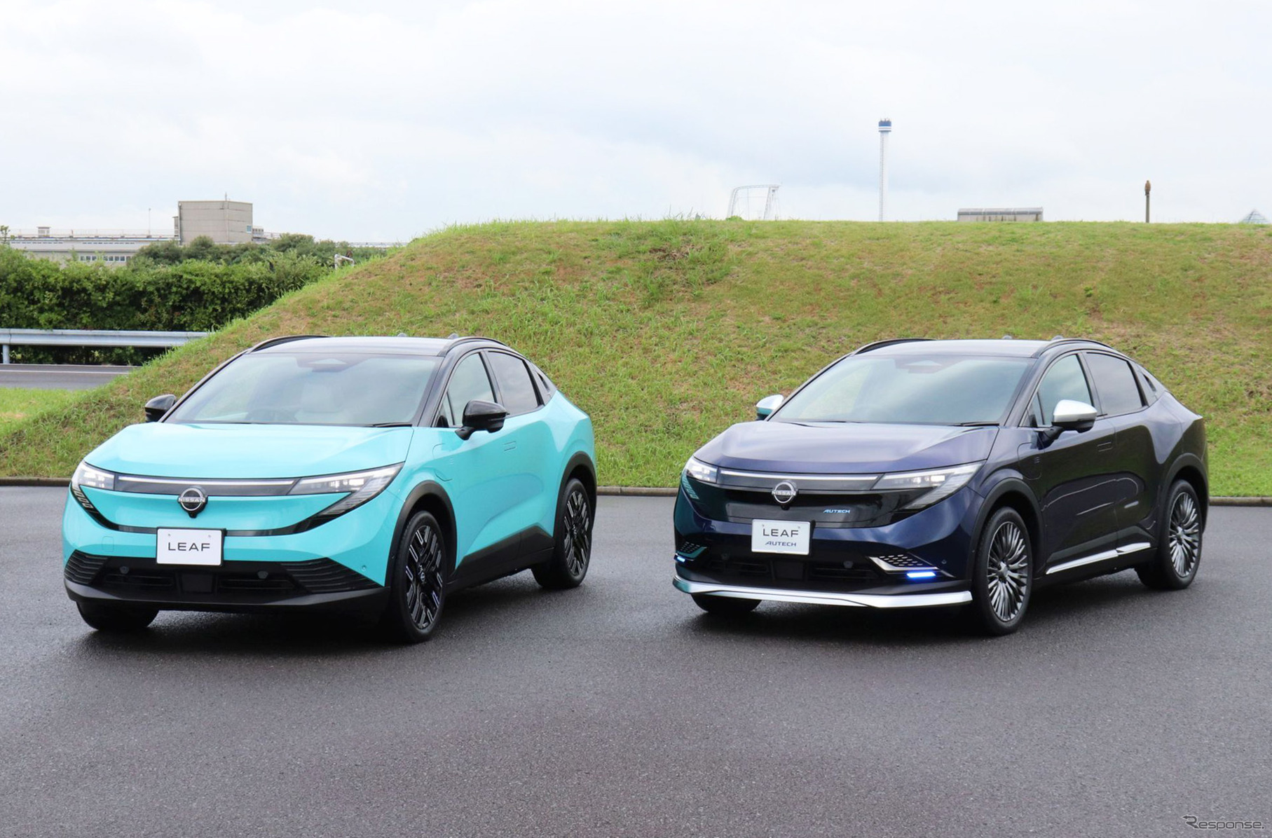 日産 リーフ 新型（左）とリーフ AUTECH 新型（右）