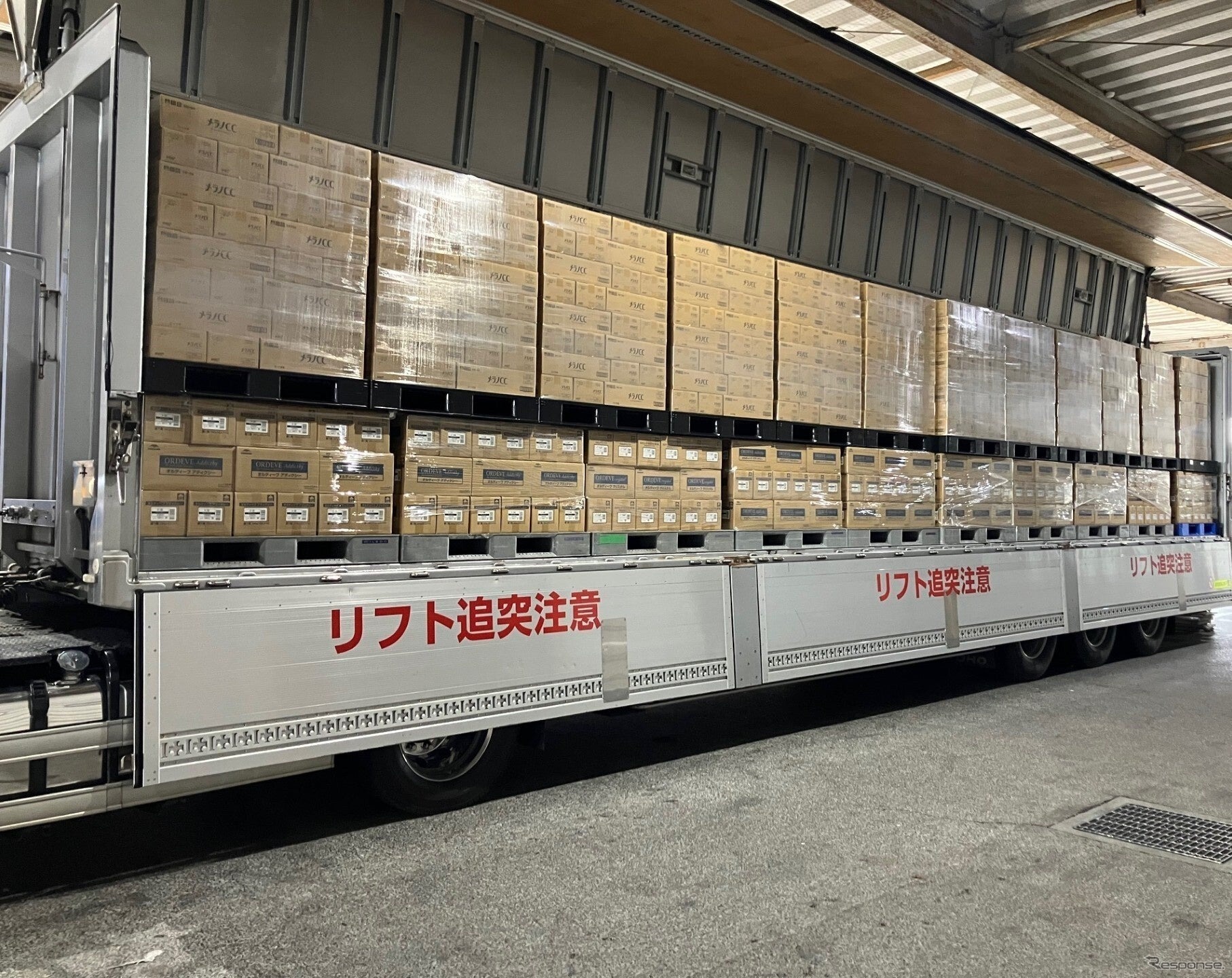 【積み付けの様子】上段：ロート製薬製品　下段：ミルボン製品