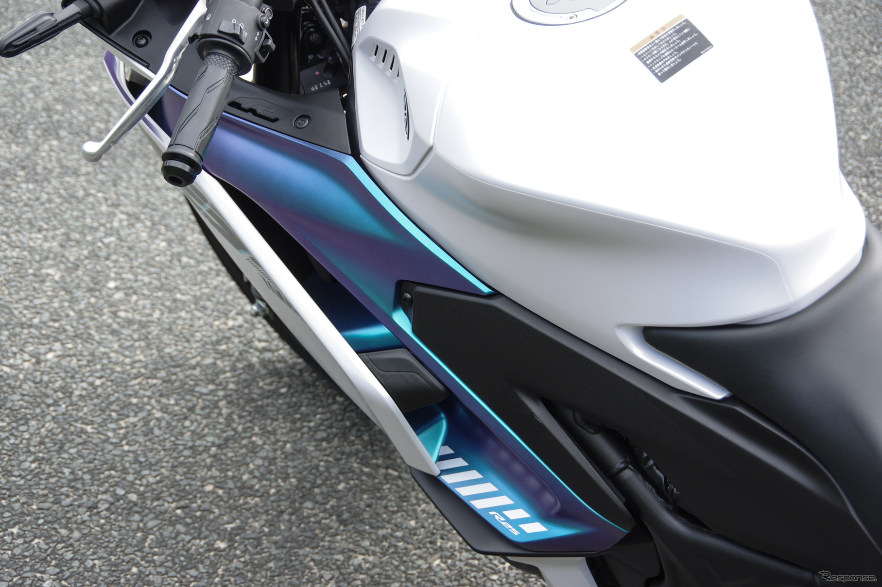 ヤマハ YZF-R25（マットパールホワイト）