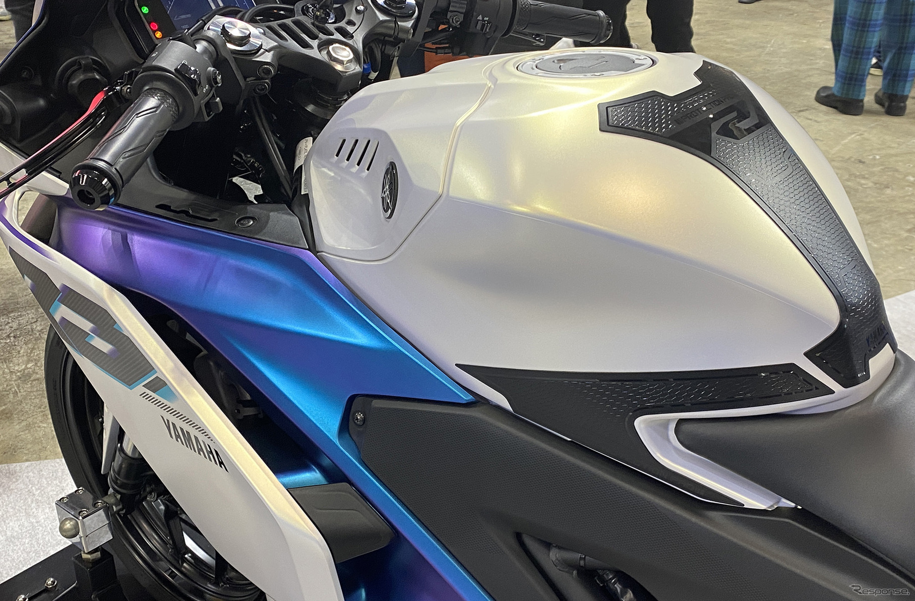 ヤマハ YZF-R25（マットパールホワイト）