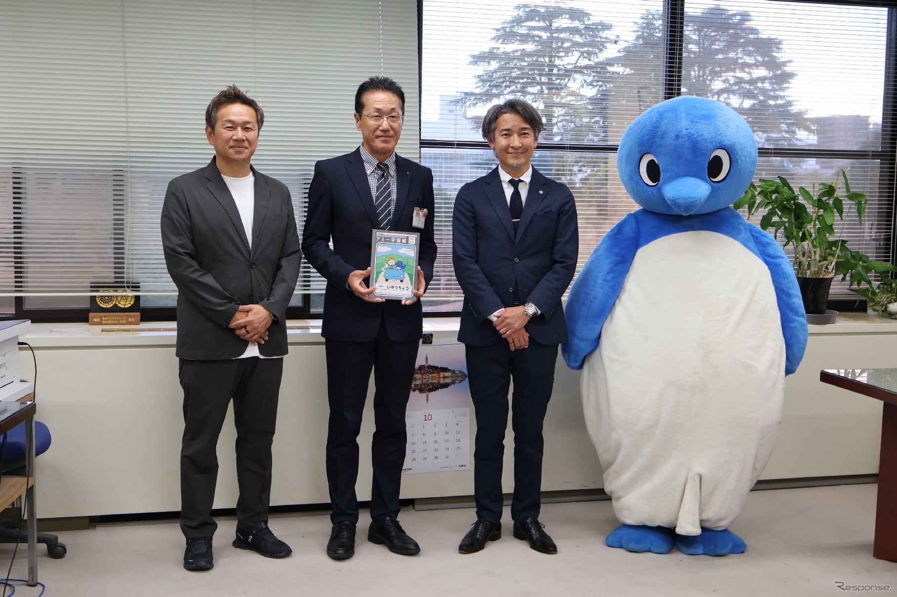 交通安全を学べるオリジナルノート「アミー自由帳」の贈呈式
