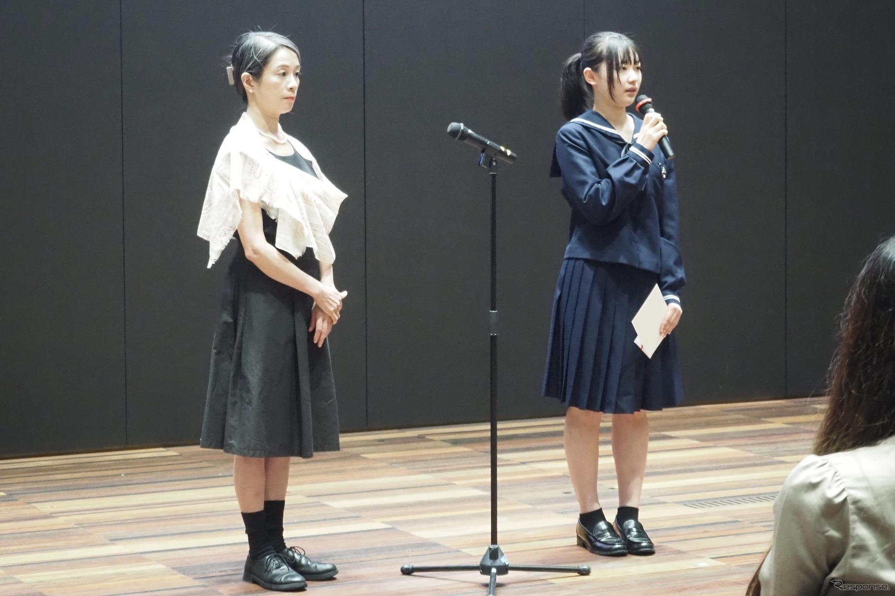 ラッピング部門最優秀賞：福嶋咲さん（向かって右）と谷口審査員