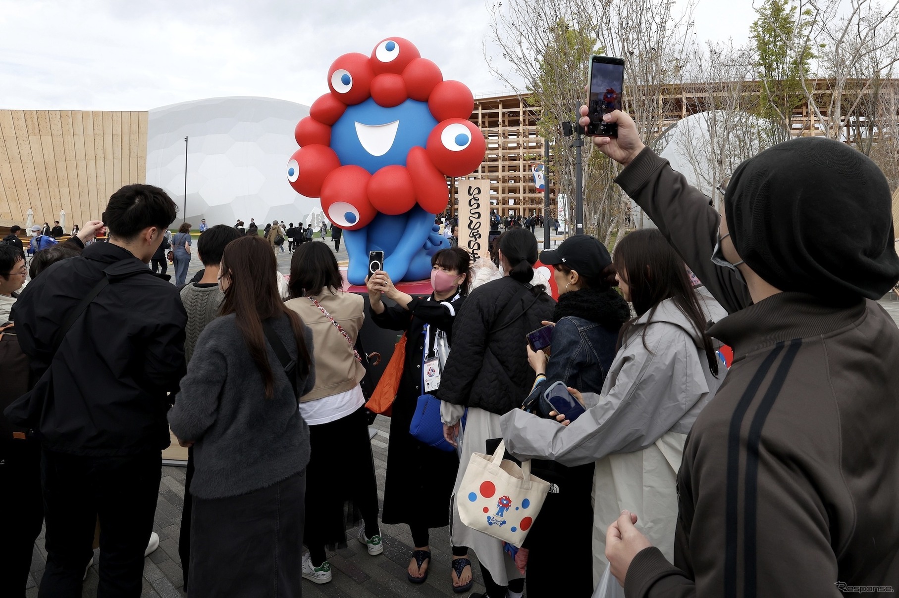 大阪・関西万博が閉幕、184日間で2500万人超が来場した（写真は初日）