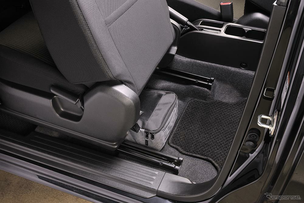 カーメイトの「ジムニー専用 助手席下収納バッグ」