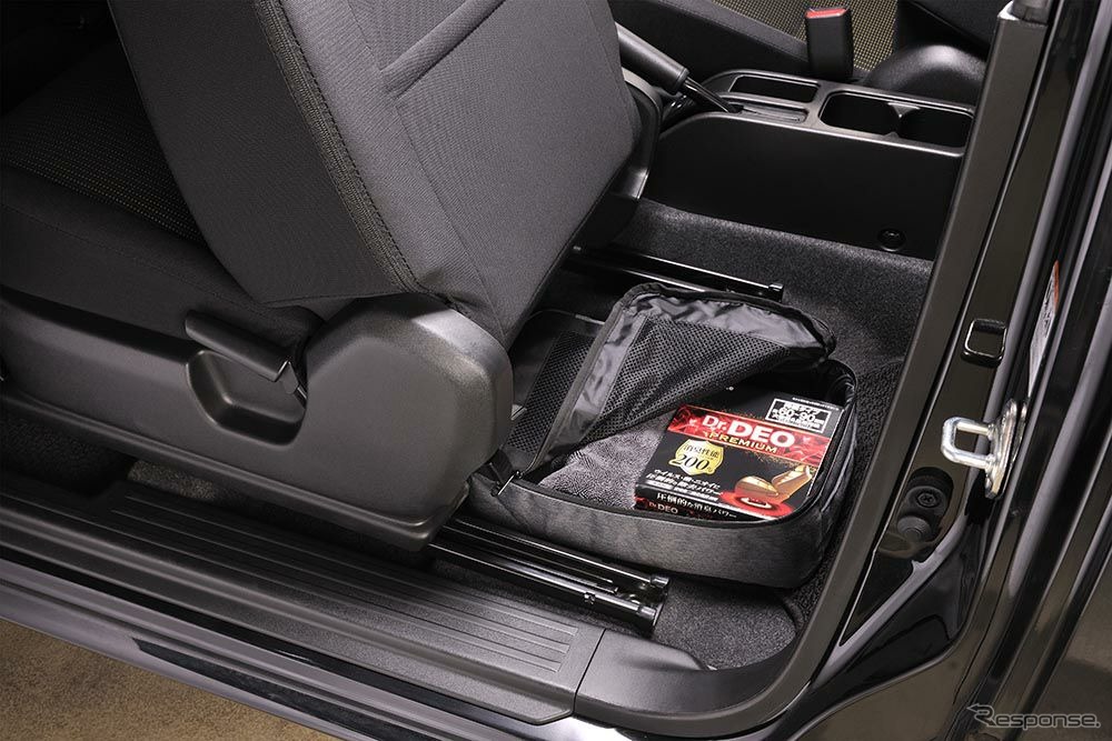 カーメイトの「ジムニー専用 助手席下収納バッグ」