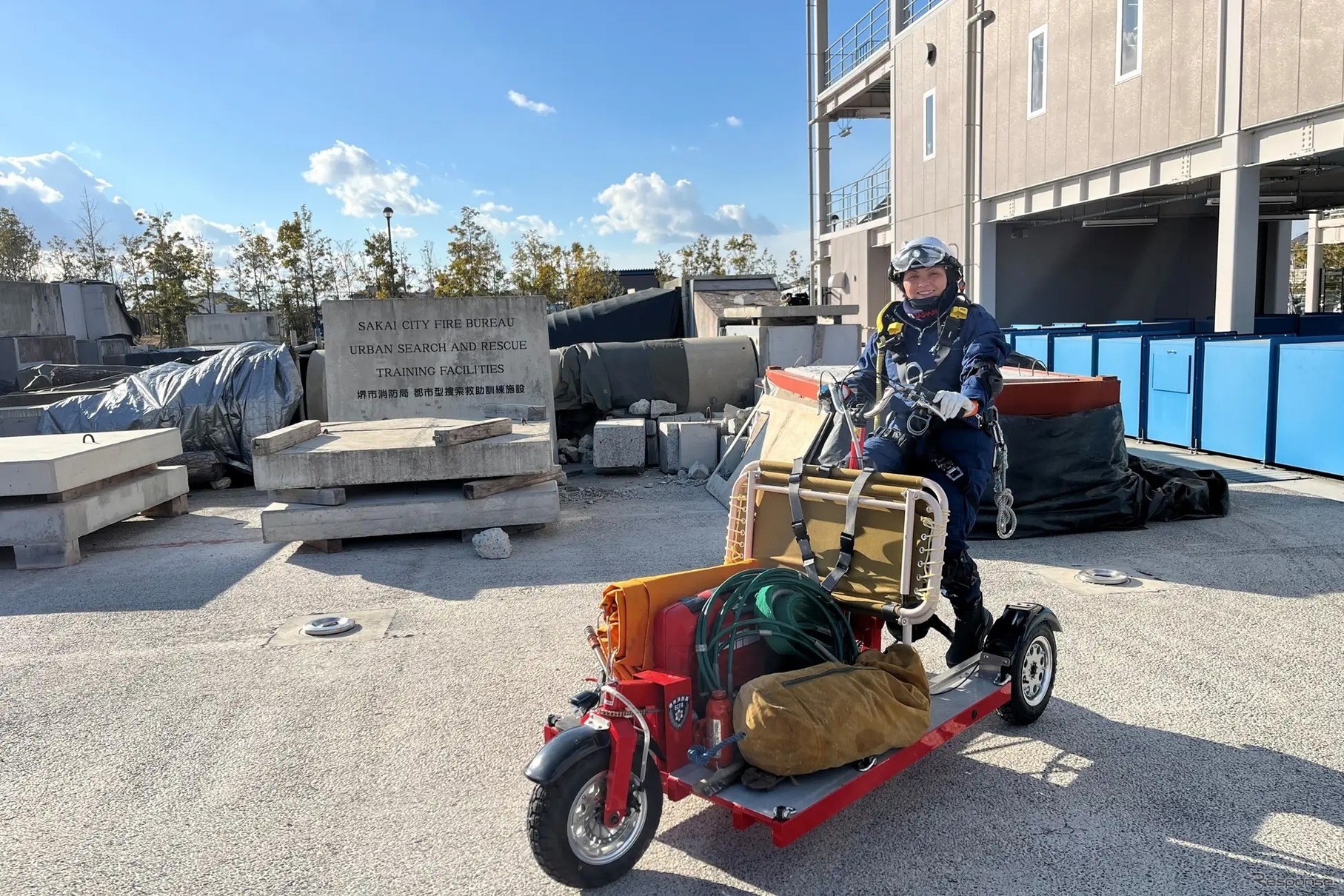 サカイサイクルのレスキューバイク：ベンチを跳ね上げ資材を積載