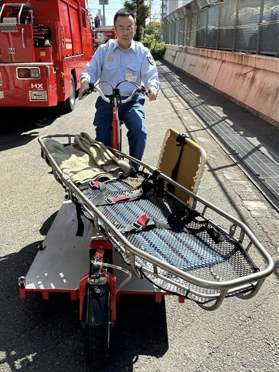 サカイサイクルのレスキューバイク：担架を搭載することも可能