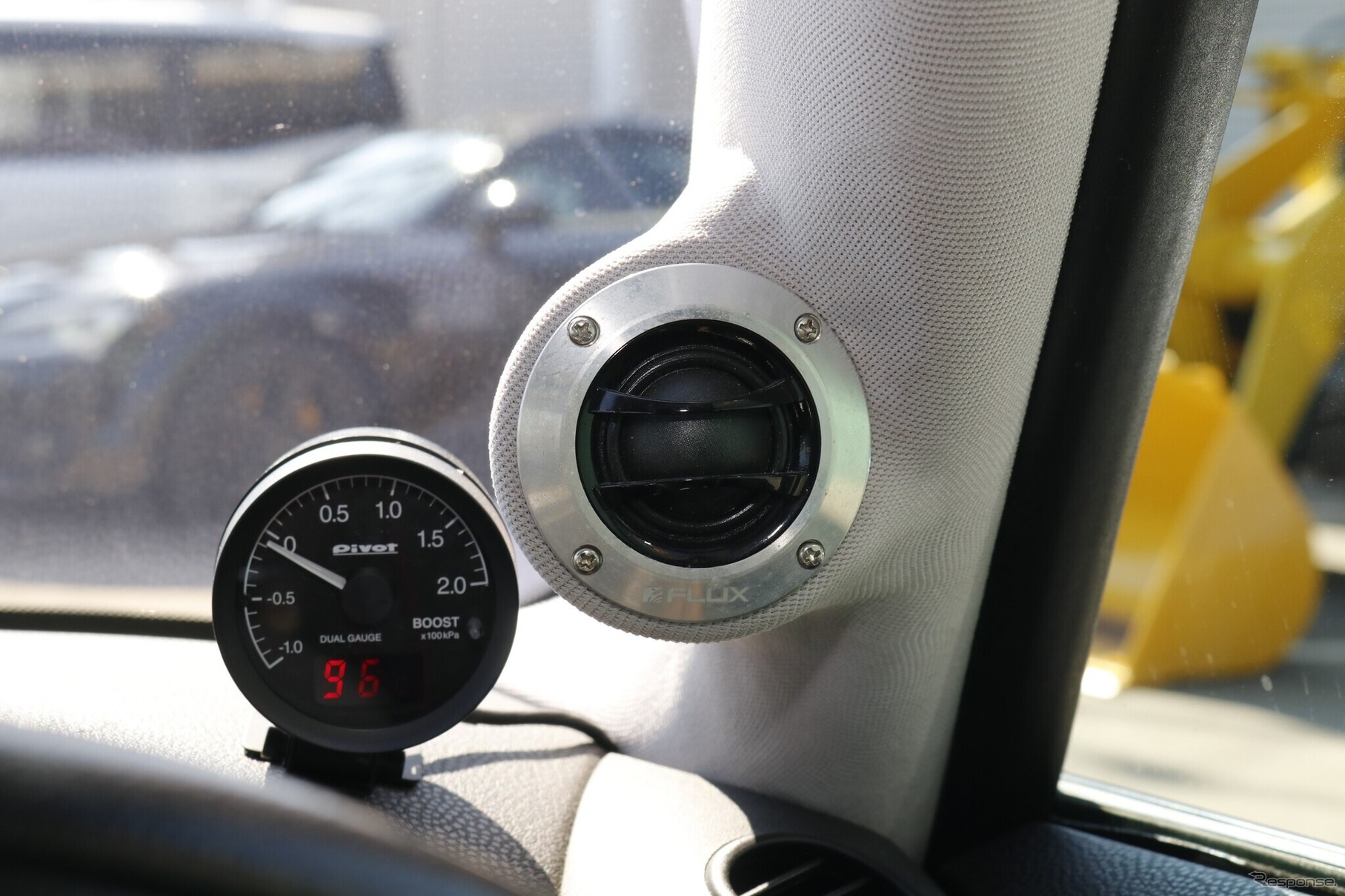 フラックスのツイーターであるFLUX HT28Rをチョイス。美しいデザイン処理のグリルを持ち、取り付けた際の存在感も十分。