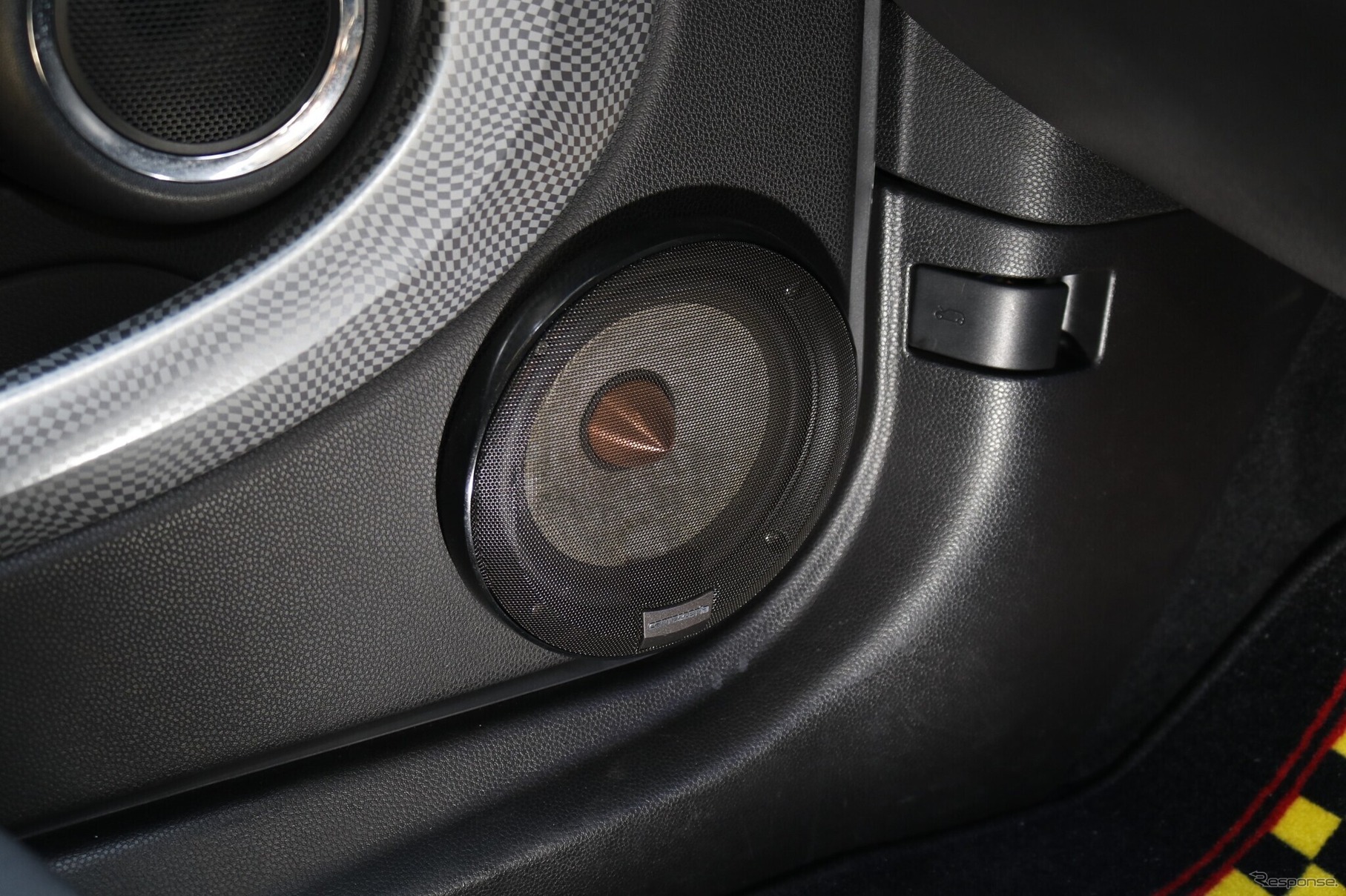 ミッドバスにはFLUX T160R2を用いる。取り付けはドアの前方下部を加工してアウターバッフル化する。
