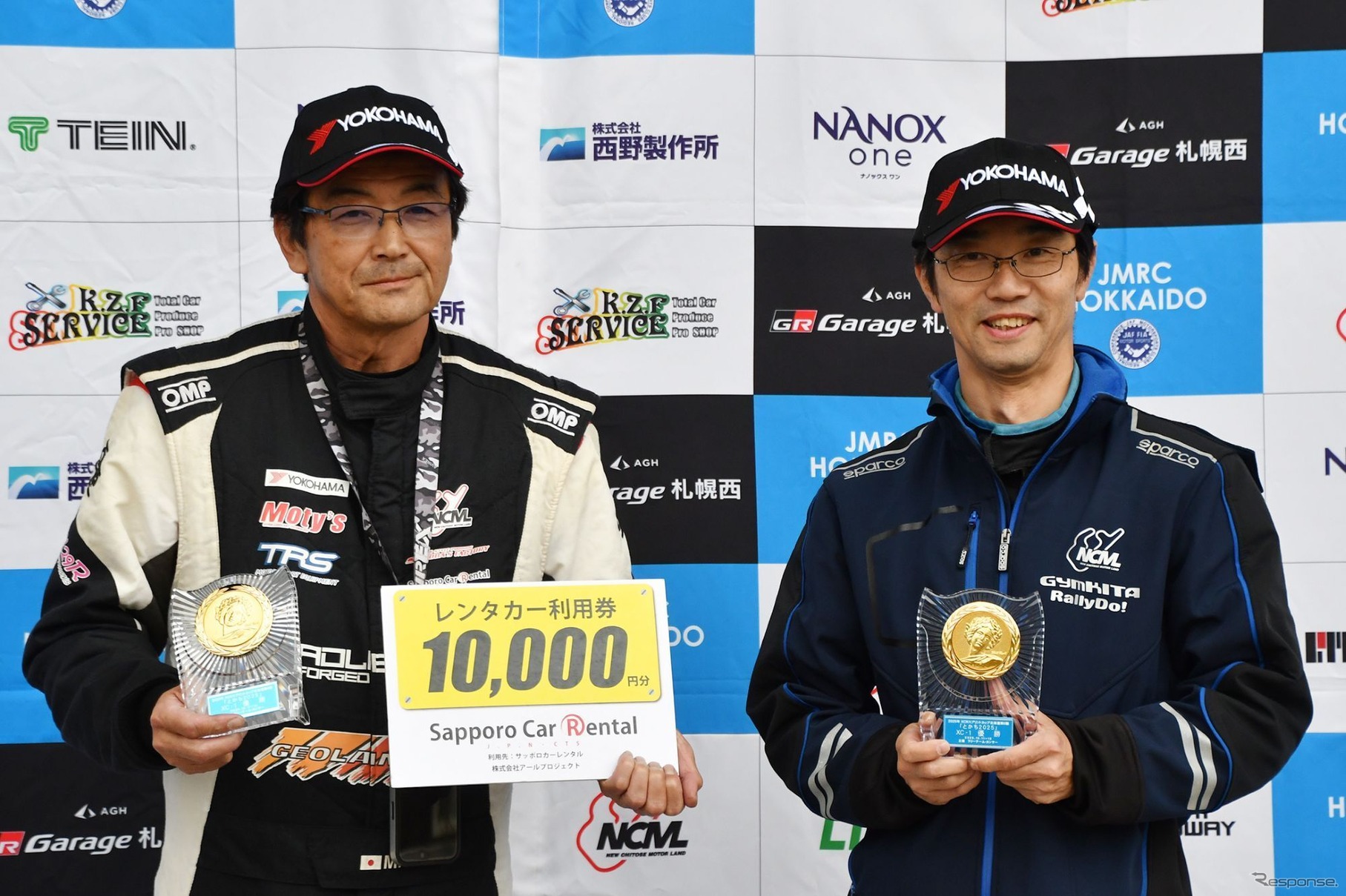 XC-1クラスでシリーズチャンピオンを獲得した惣田政樹選手（左）と猿川仁選手