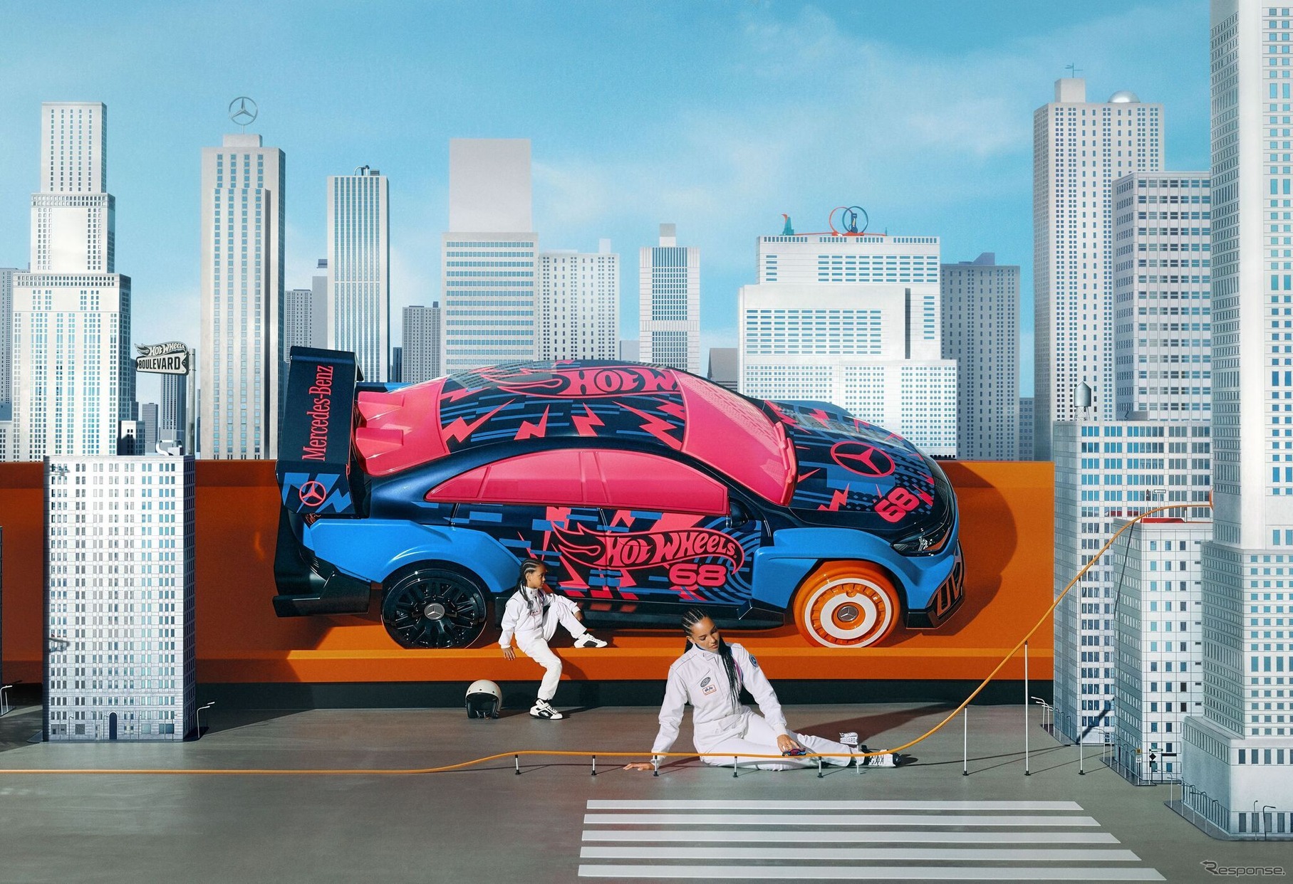 新型メルセデスベンツ『CLA』のアート作品。実物大「Hot Wheels」に