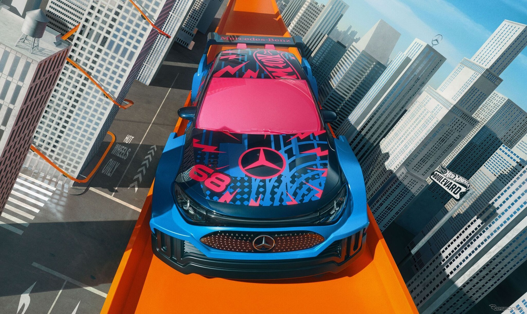 新型メルセデスベンツ『CLA』のアート作品。実物大「Hot Wheels」に