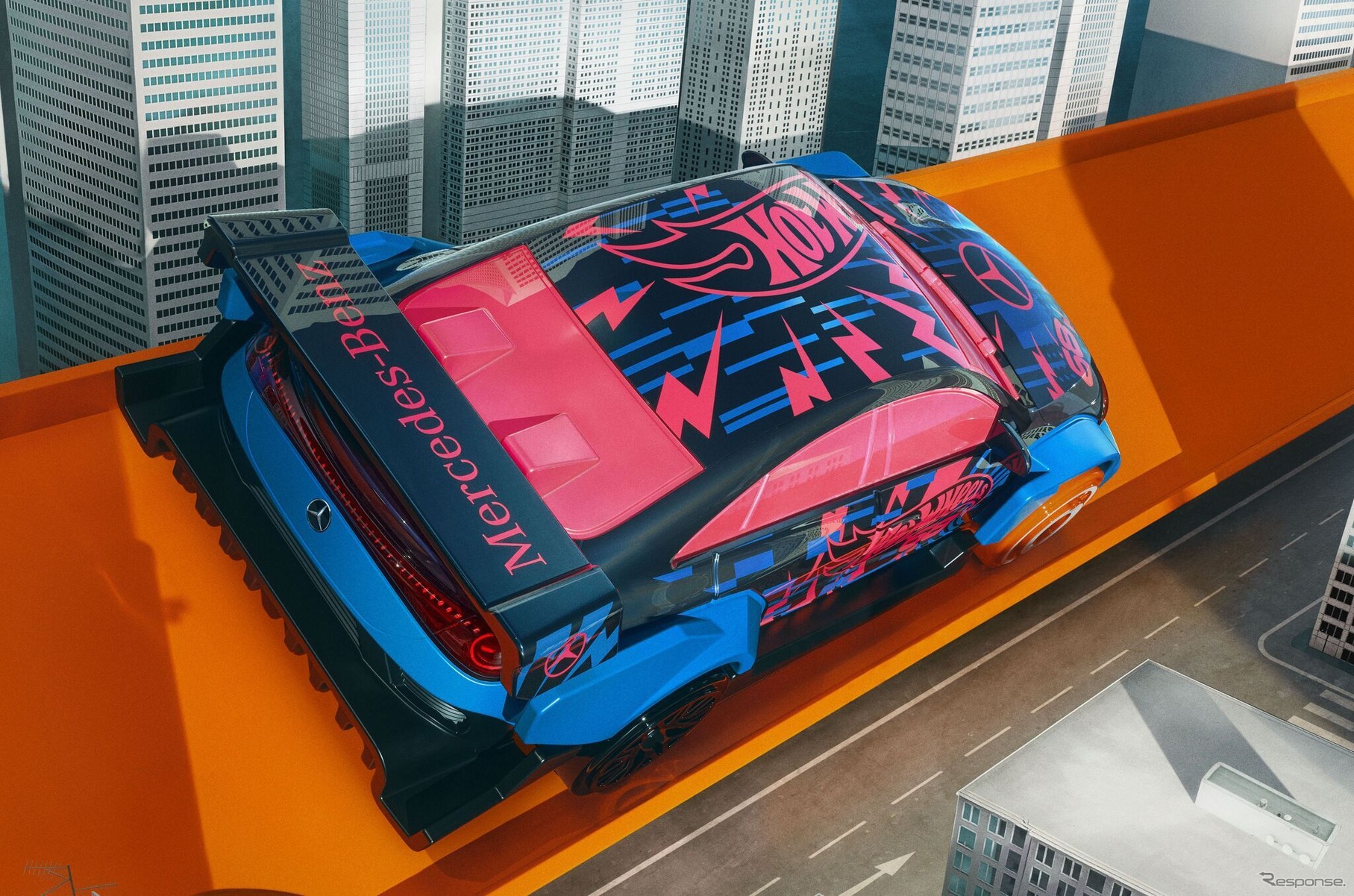 新型メルセデスベンツ『CLA』のアート作品。実物大「Hot Wheels」に