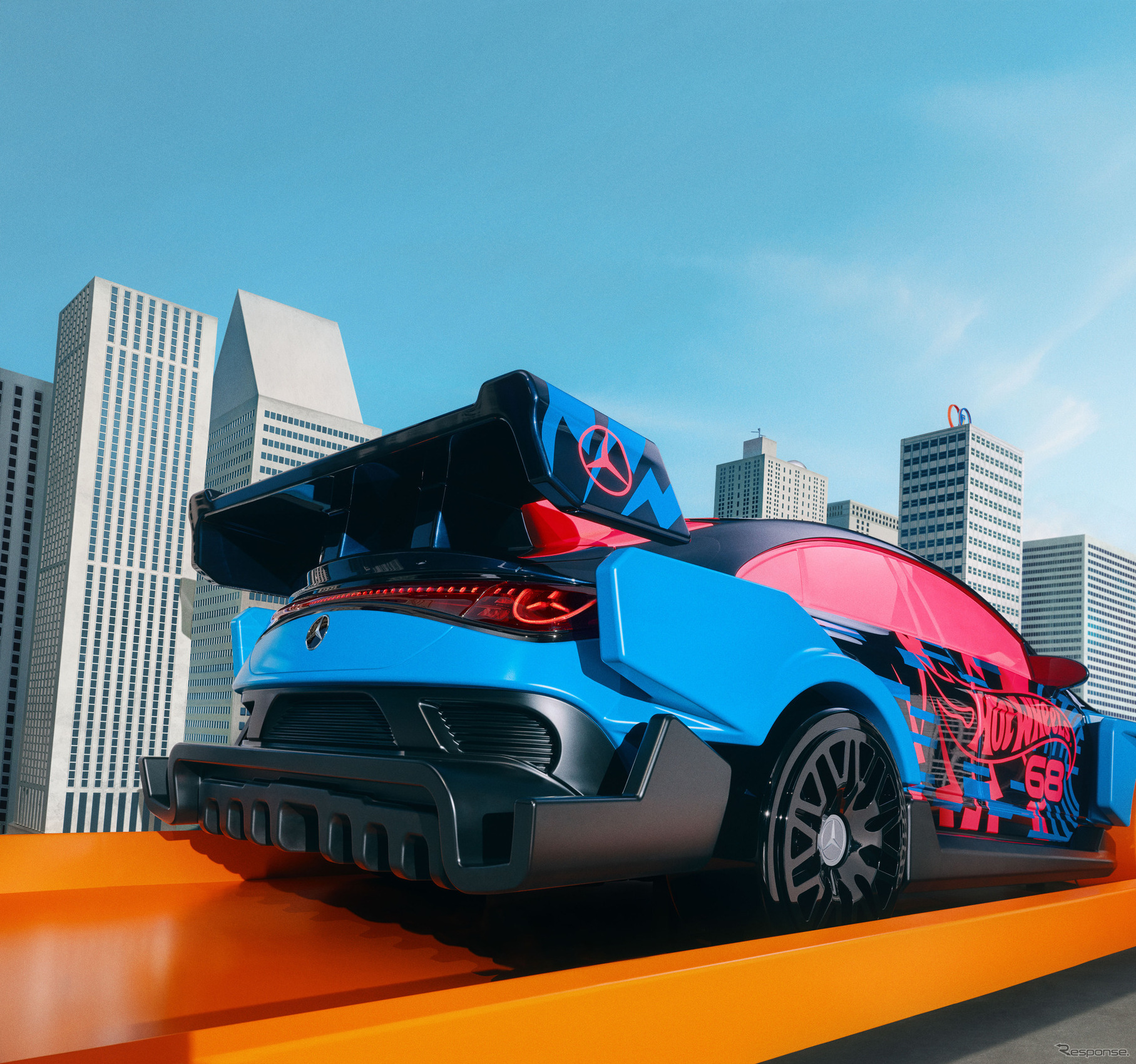 新型メルセデスベンツ『CLA』のアート作品。実物大「Hot Wheels」に