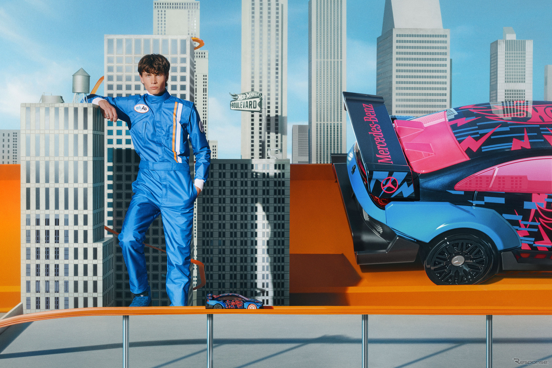 新型メルセデスベンツ『CLA』のアート作品。実物大「Hot Wheels」に