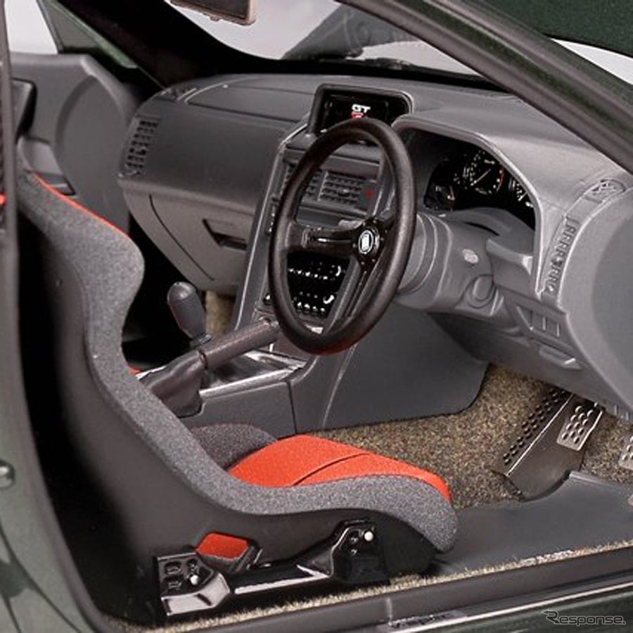 日産『スカイラインGT-R』（BNR34）の1/18スケールミニカー