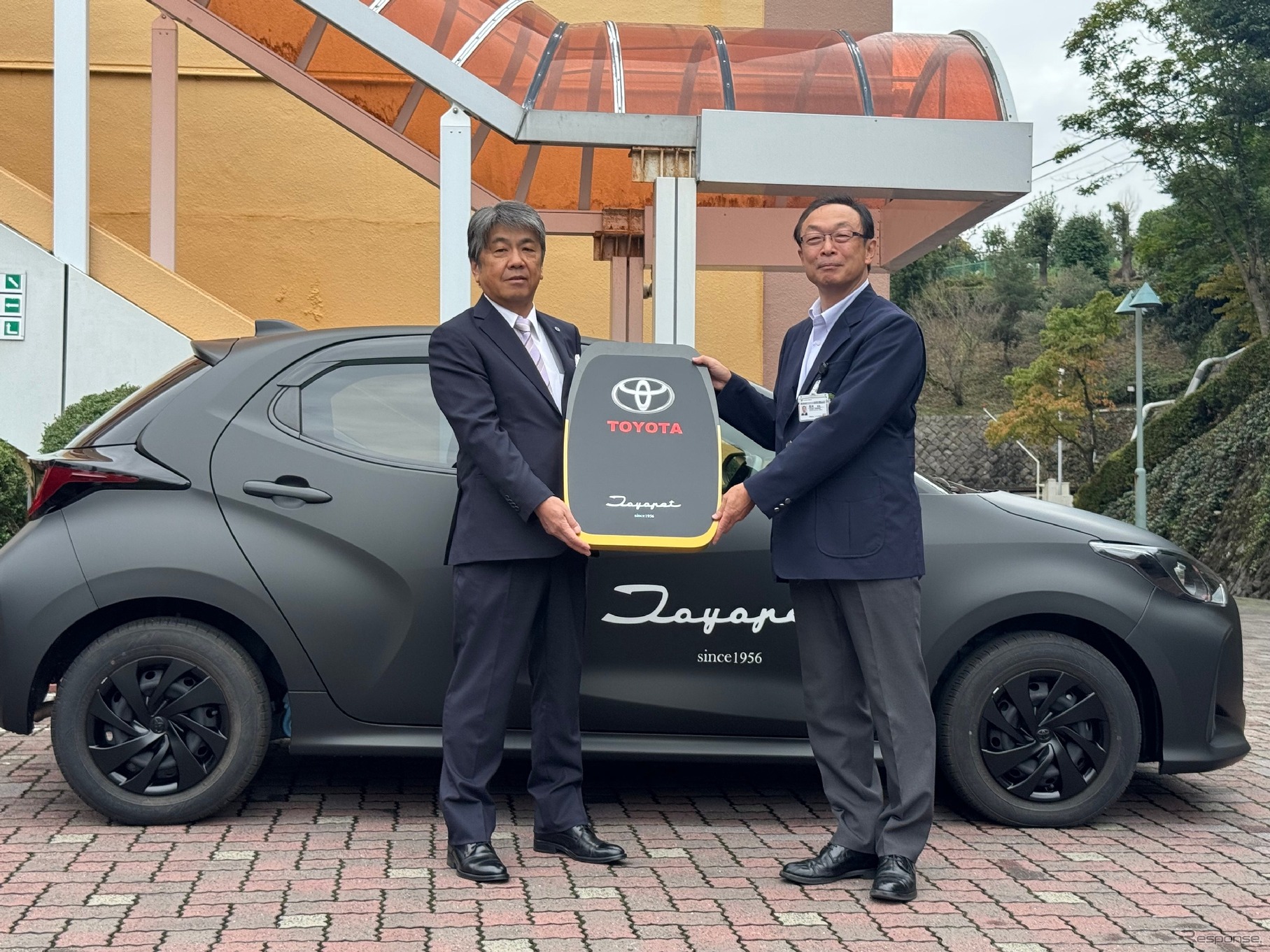 マット塗装仕上げの『ヤリス』を茨城トヨペットがトヨタ東京自動車大学校に寄贈