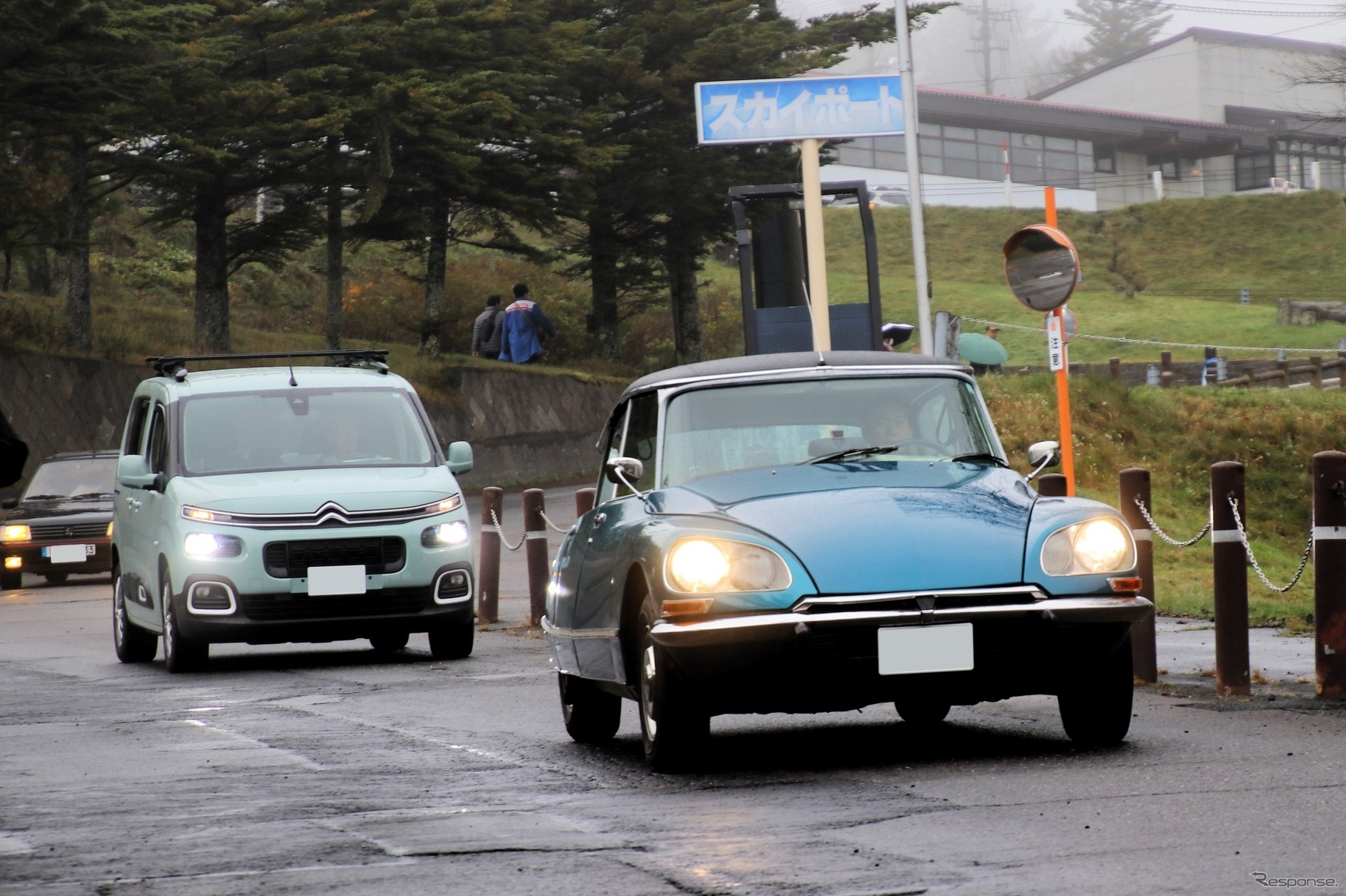 続々と早朝の車山高原に集まる参加車両