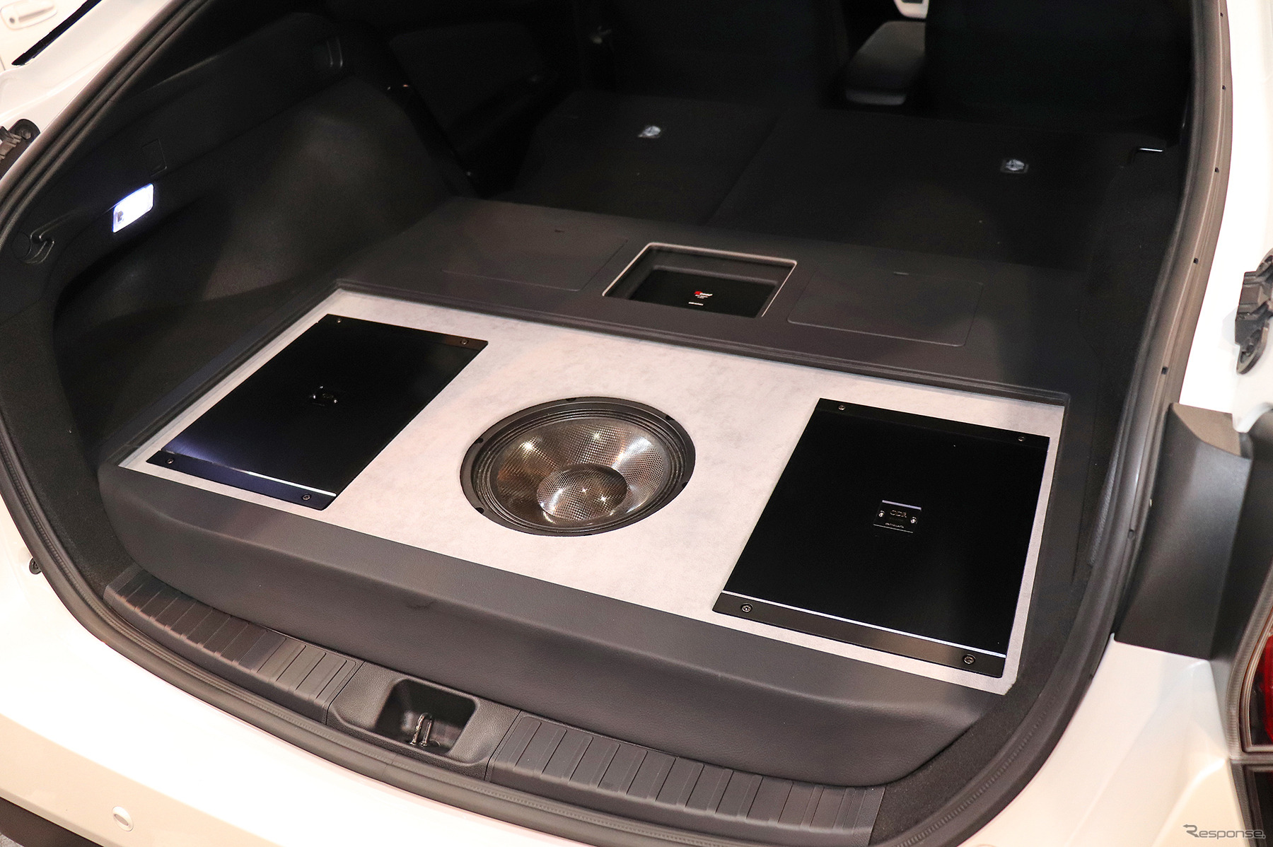 「サブウーファー」が搭載されたオーディオカーの一例（製作ショップ：レジェーラ＜静岡県＞）。