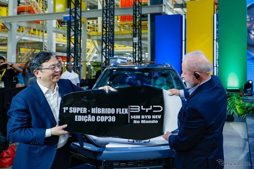 BYDの王伝福会長兼社長がBYDの1400万台目となる　　　　　　　　　新エネルギー車をルラ大統領へ贈呈
