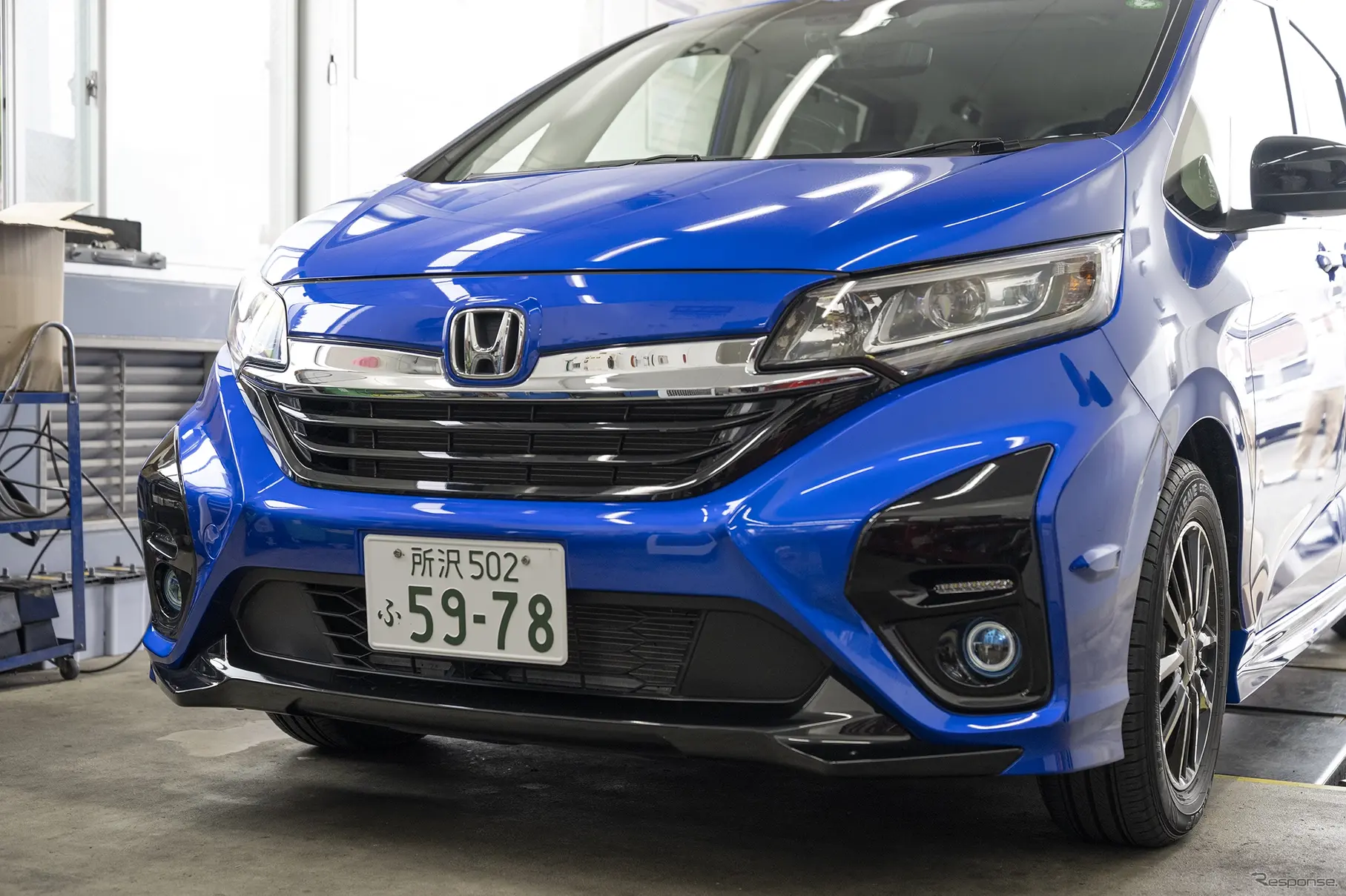 汚れやキズの状態を確かめてから施工へ移る