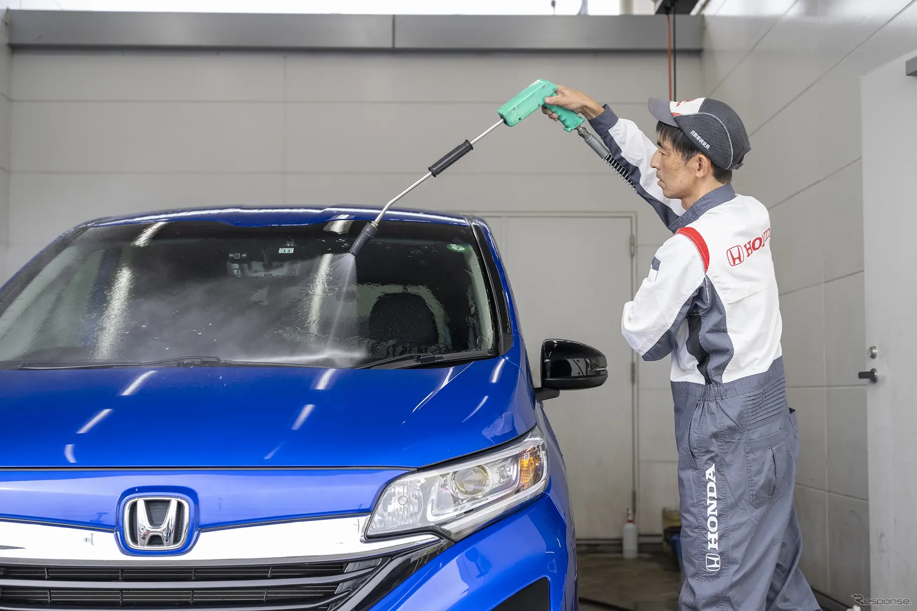 ボディーに付着する細かい汚れを高圧洗浄で落とすことからスタートする
