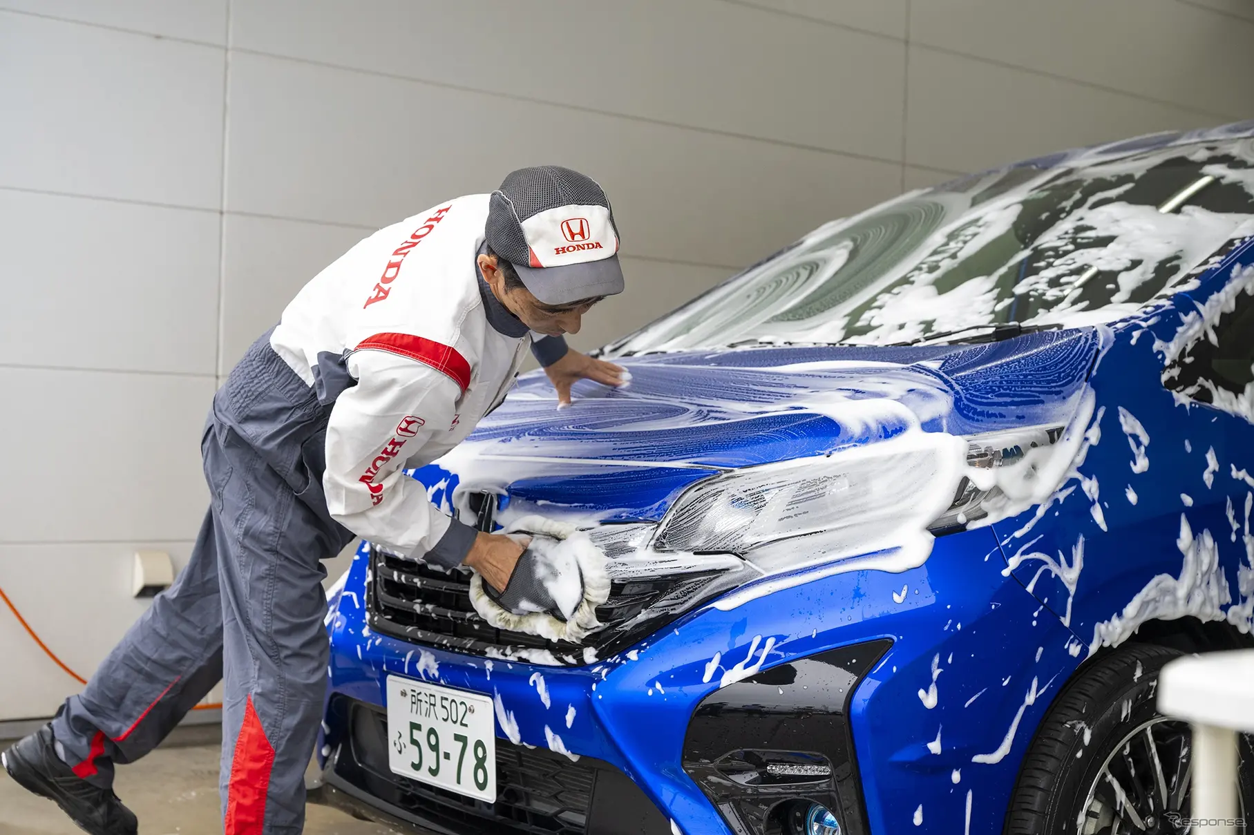 専用スポンジでボディー全体を優しく洗っていく