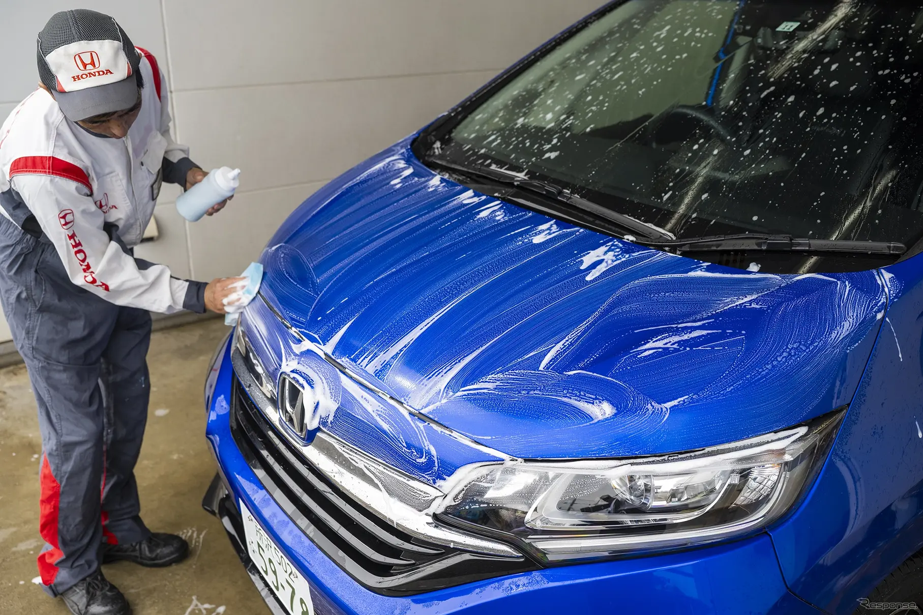 ヘッドライトやグリル周りなど細部まで手を入れていく