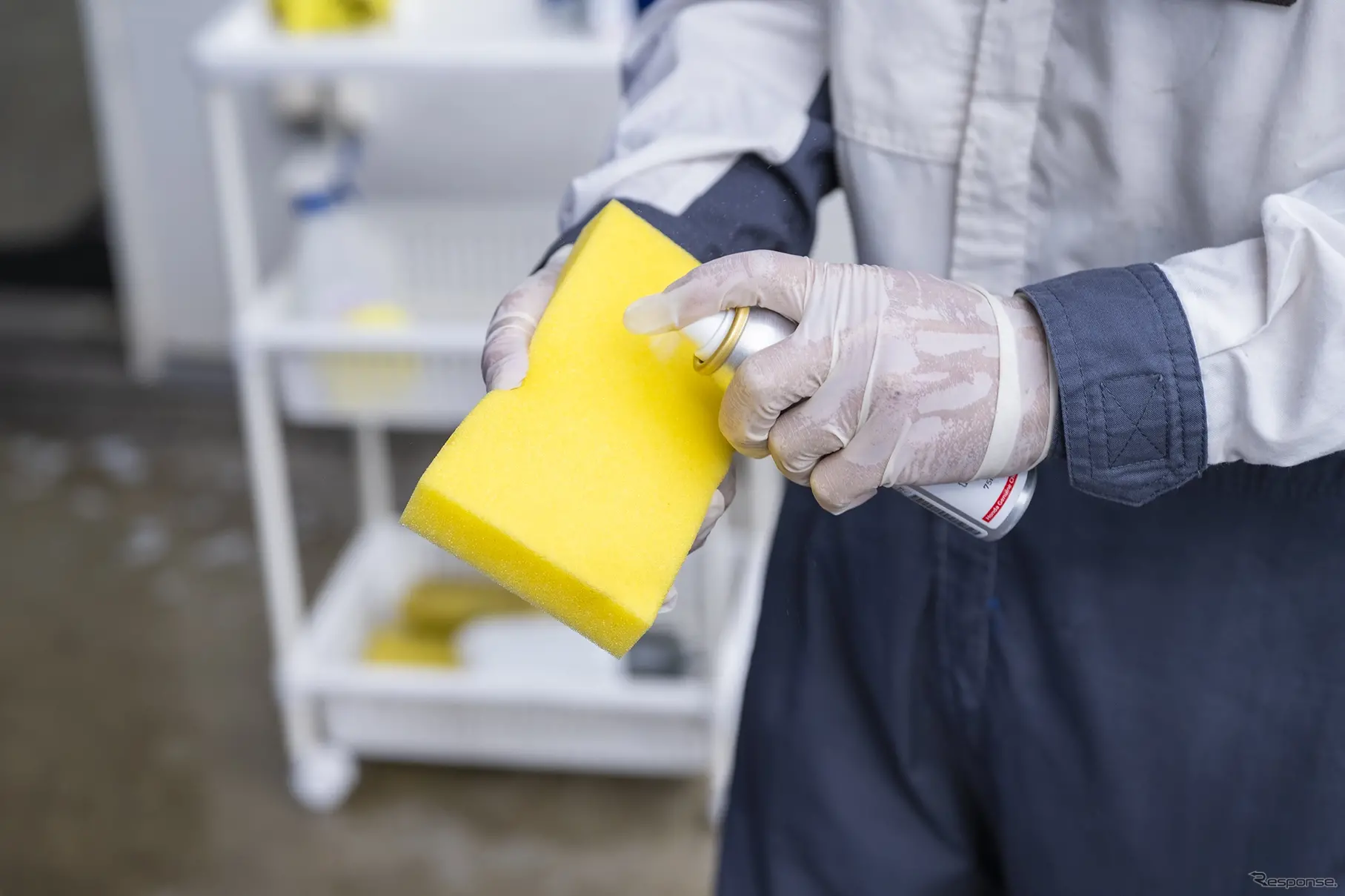 ダイヤモンドキーパーケミカルを専用スポンジへ塗布してから施工する