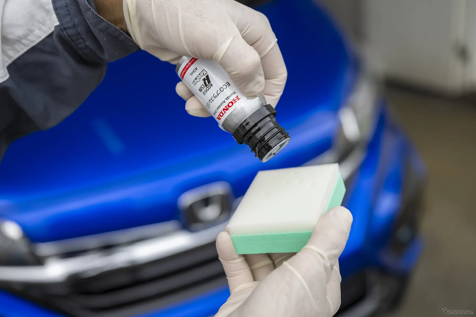 2層目に使用するECOプラスレジンも専用スポンジで施工する