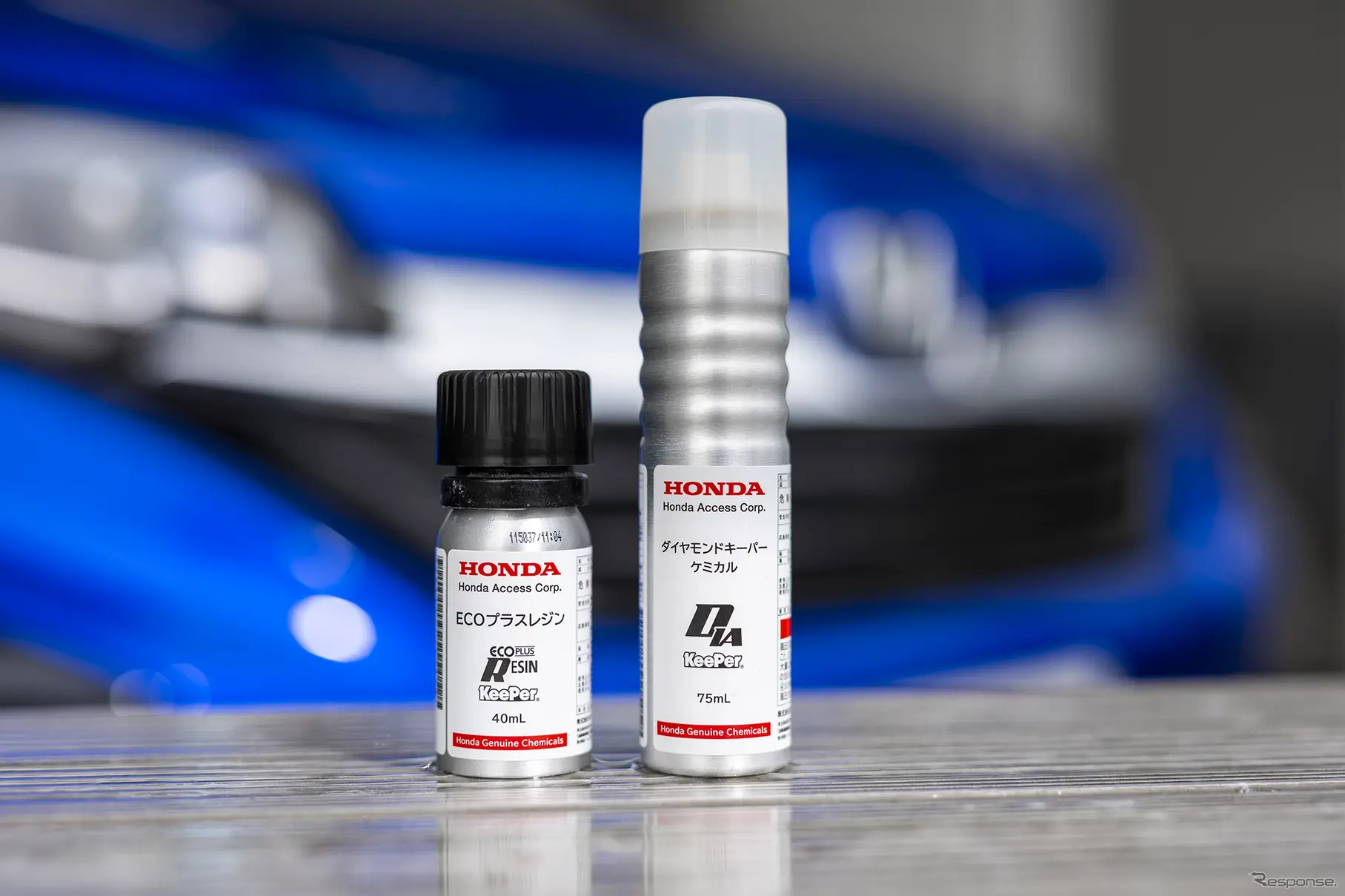 1層目に使用するダイヤモンドキーパーケミカル（右）と2層目で使用するECOプラスレジン（左）