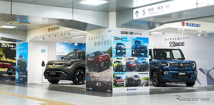 スズキ・クロスビー改良新型とeビターラを新幹線 浜松駅コンコースに展示