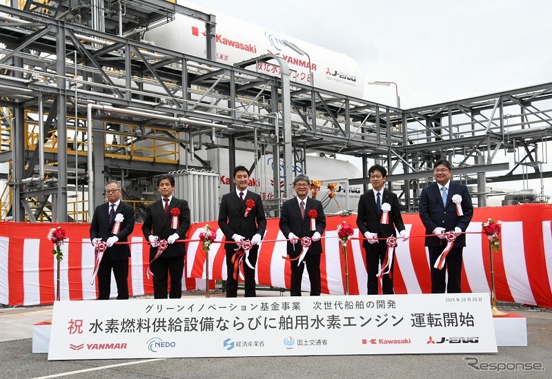 関係者によるテープカット式